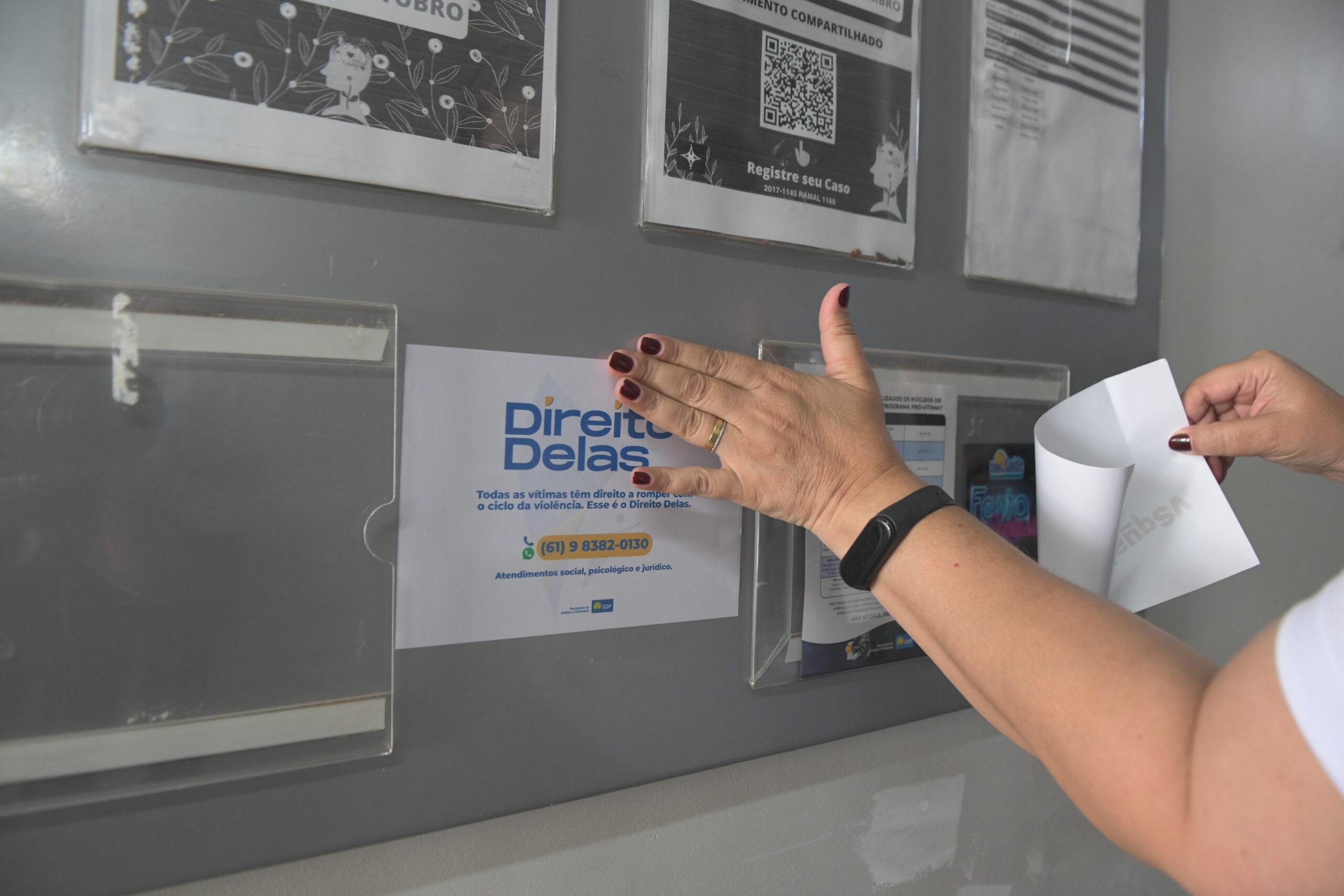 Adesivos do programa Direito Delas já estão sendo aplicados nas UBSs