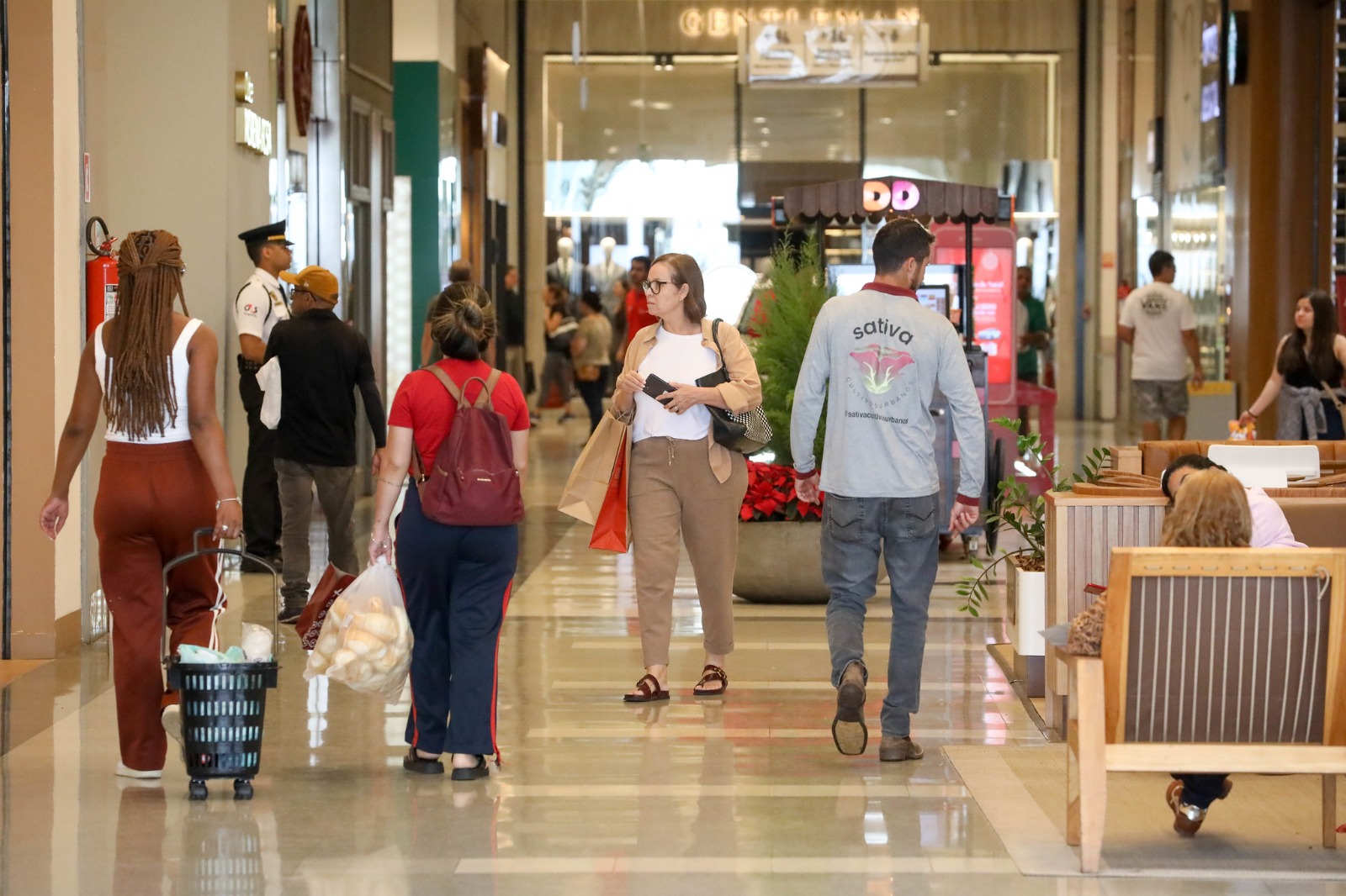 Operação Dia dos Namorados orienta comércio sobre direitos do consumidor