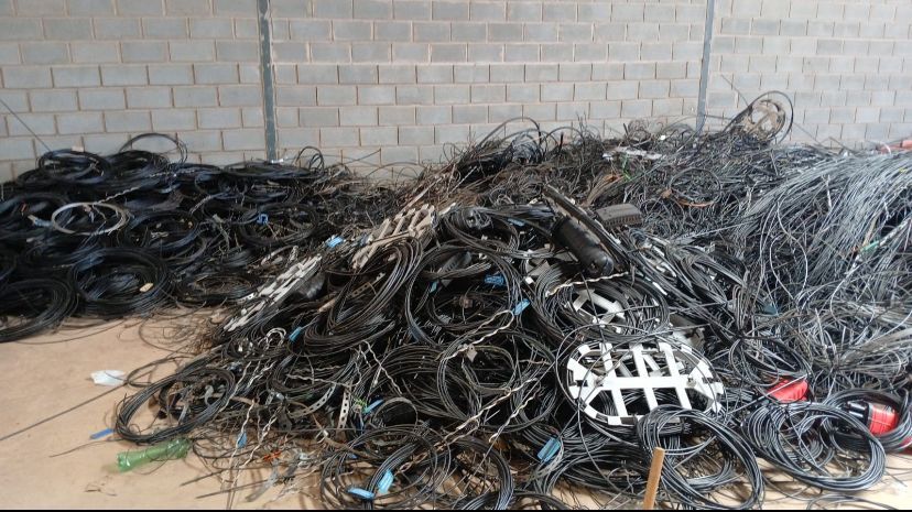 Mais de 1 tonelada de cabos clandestinos é retirada no DF