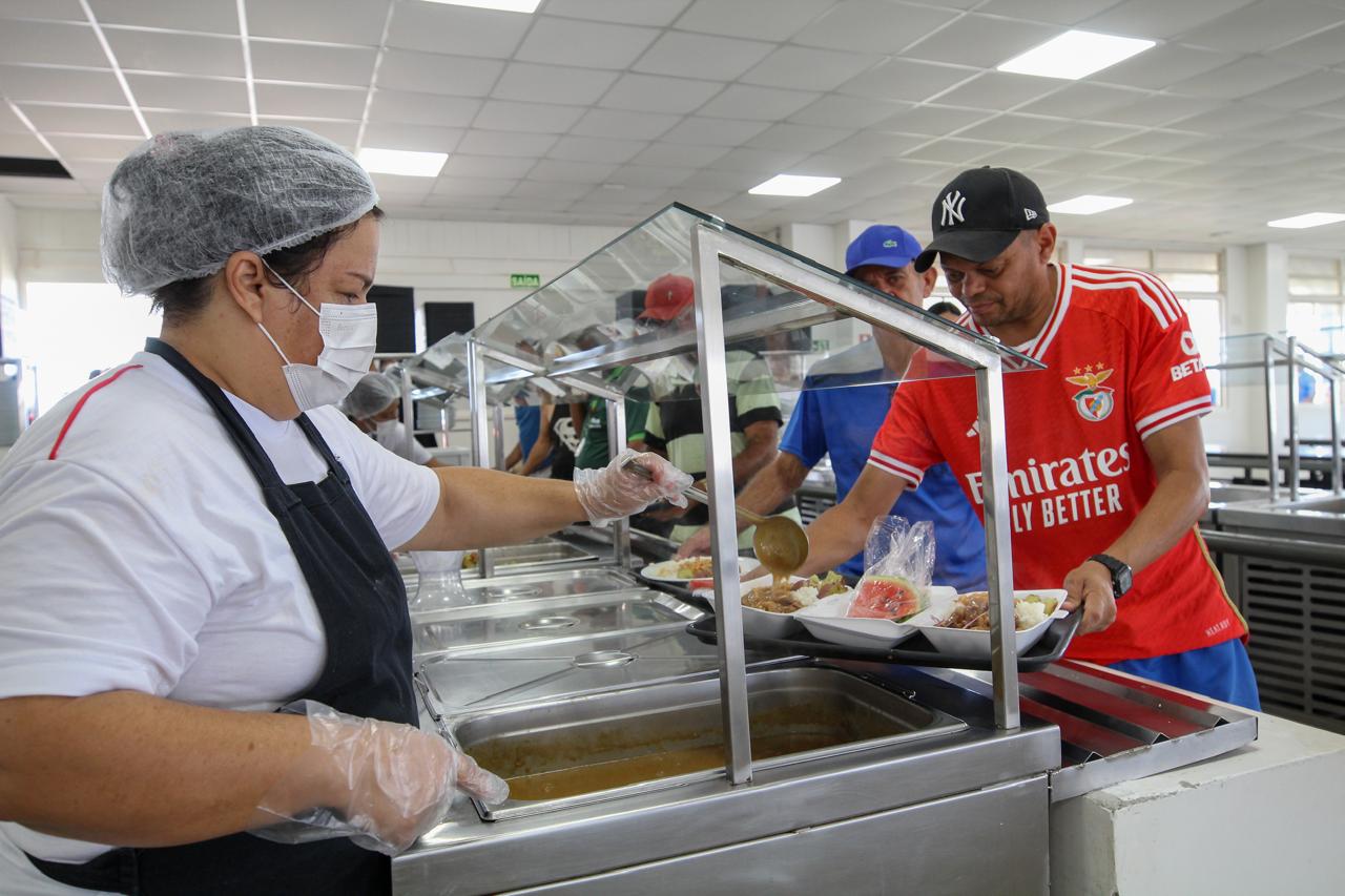 Usuários dos restaurantes comunitários de Ceilândia Norte e Estrutural têm transporte gratuito para almoçar em outras unidades