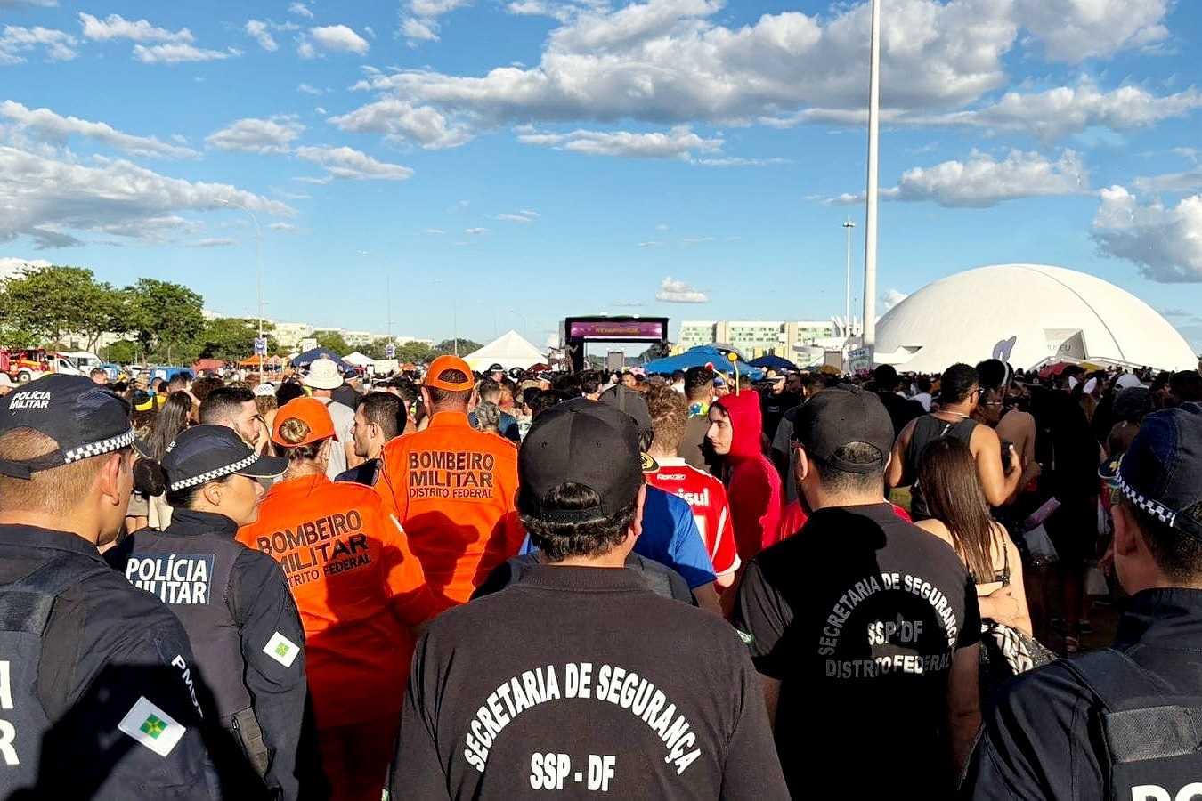 Revistas pessoais reforçam segurança e evitam entrada com objetos proibidos em blocos carnavalescos