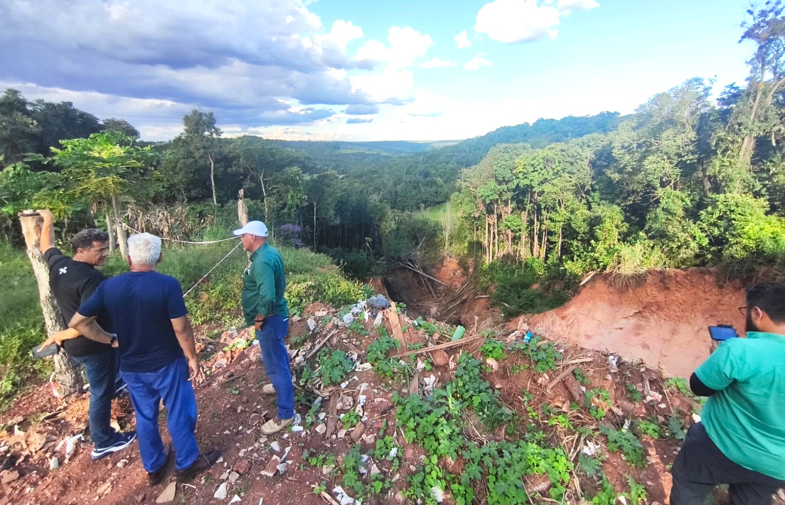 Equipes do GDF vistoriam voçorocas em Alexânia (GO)