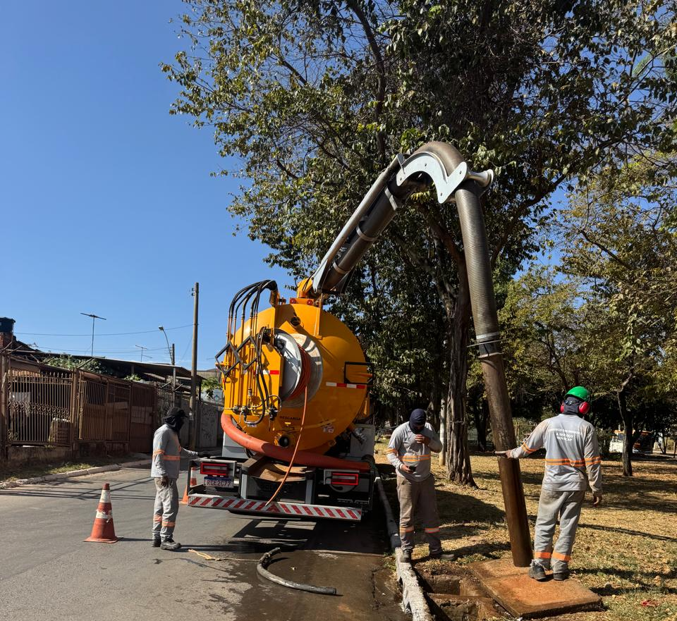 Ceilândia intensifica limpeza de bocas de lobo antes do período chuvoso para prevenir alagamentos