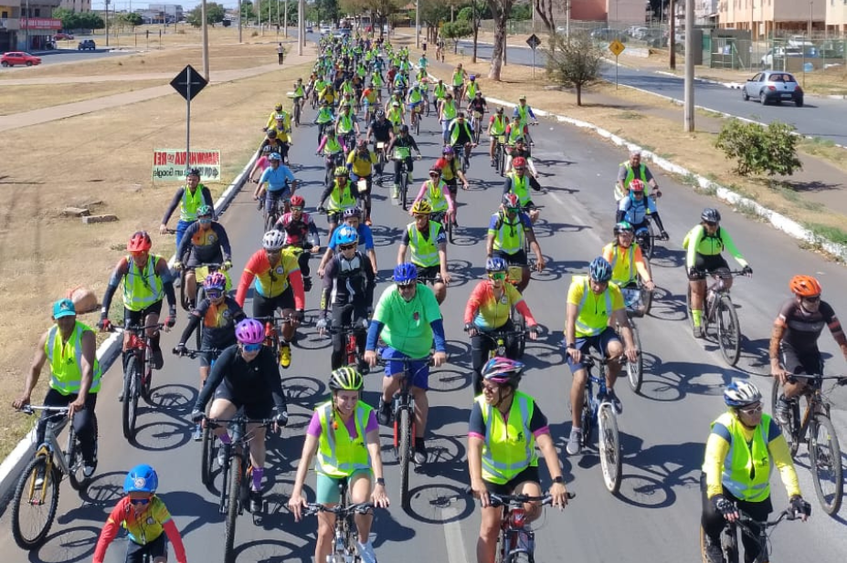 Passeio ciclístico reúne mais de 300 pessoas no Riacho Fundo II