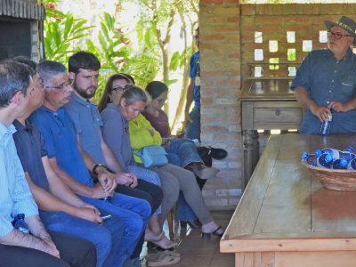 Produtores rurais participam de reunião técnica para aprender sobre produção de baunilha