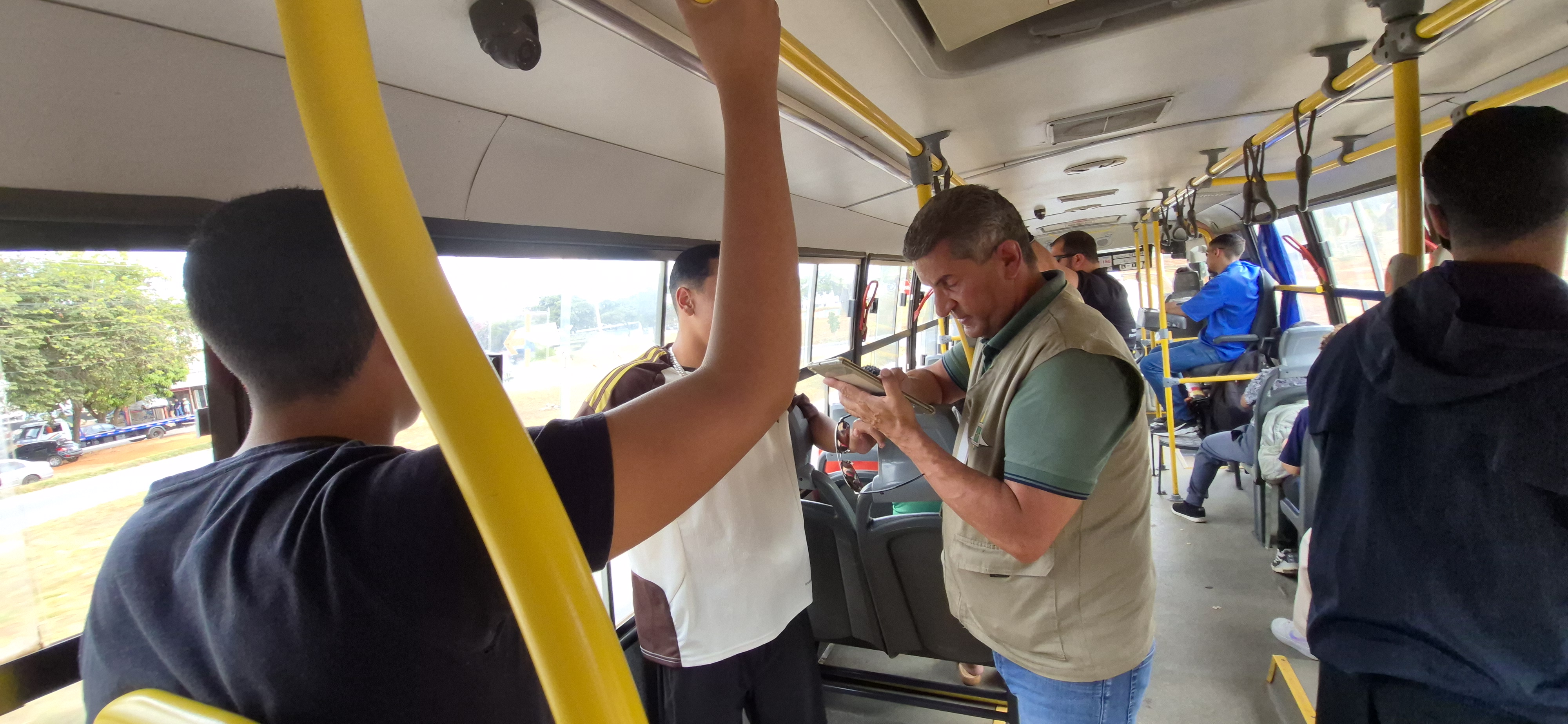 Pesquisa ouve passageiros de ônibus do DF