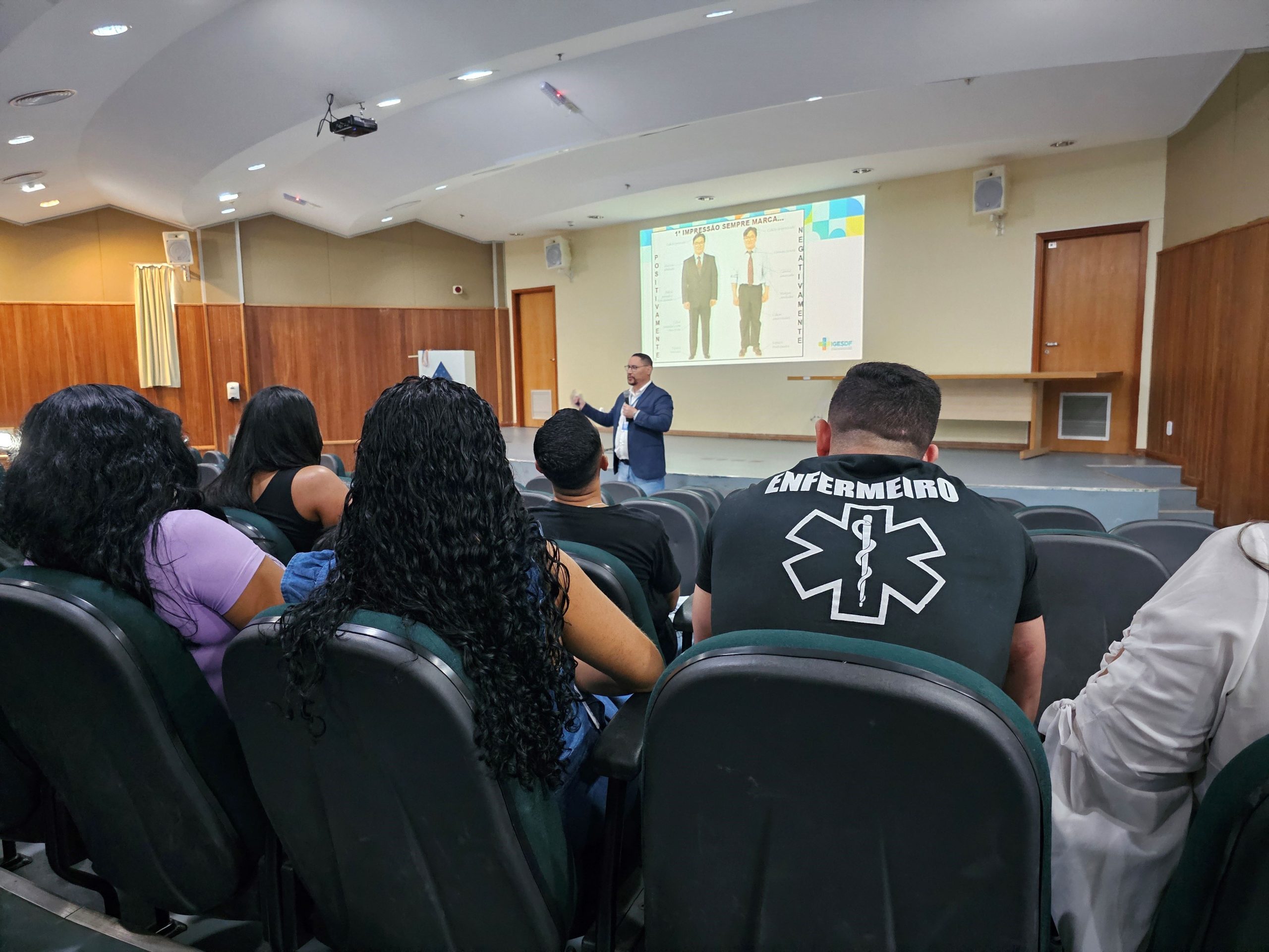 Colaboradores do HRSM são treinados sobre atendimento humanizado em recepções hospitalares