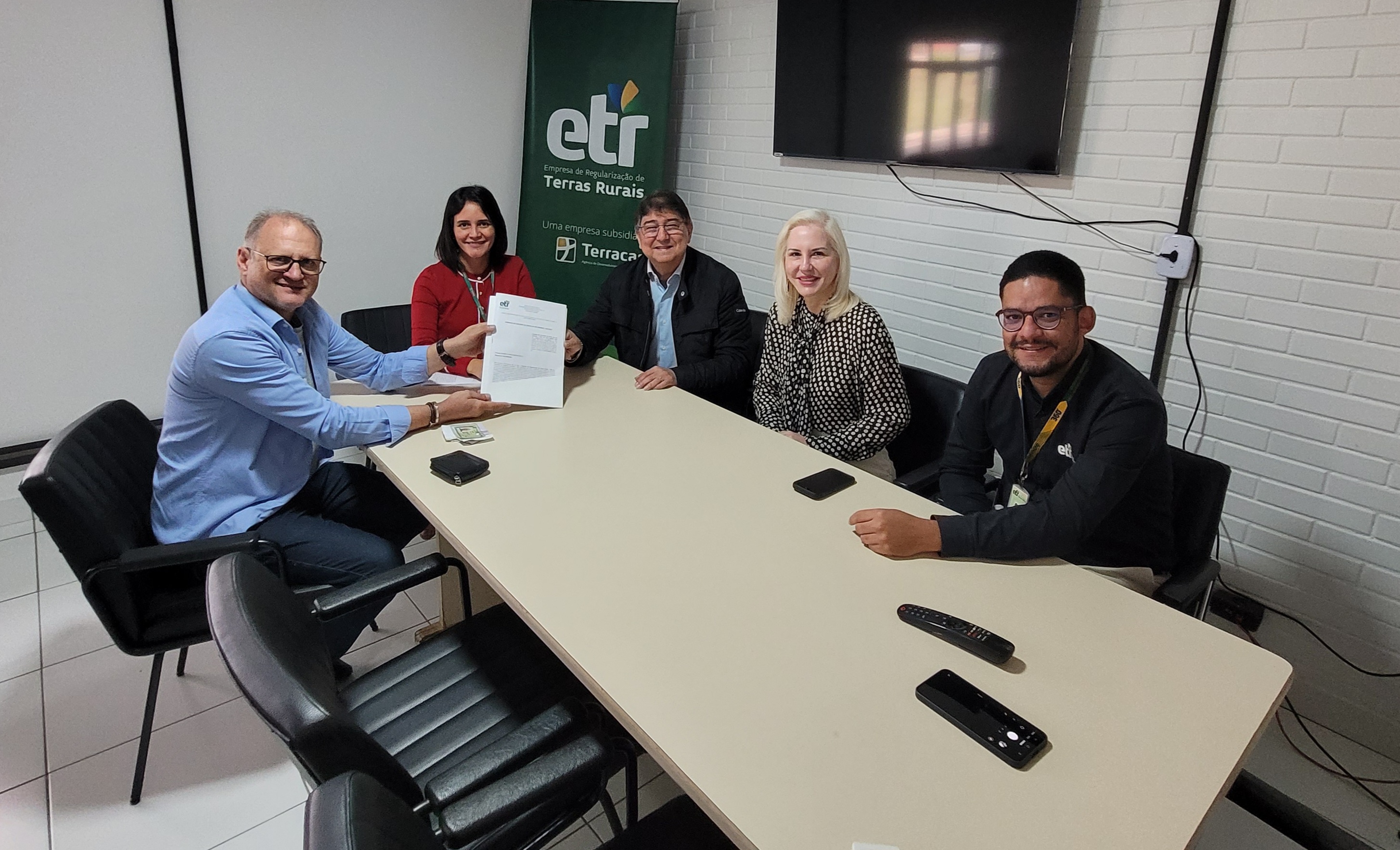 Entrega de contratos de concessão de uso na Fazenda Boa Vista é concluída