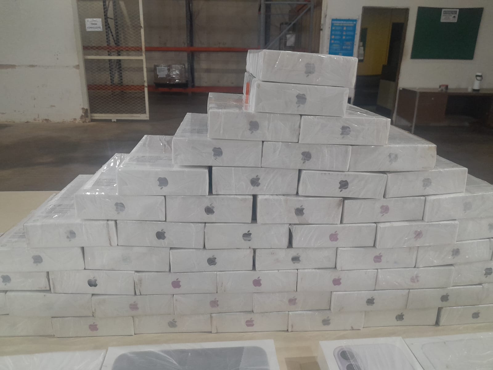 Receita apreende 202 iPhones; valor total passa de R$ 1,6 milhão