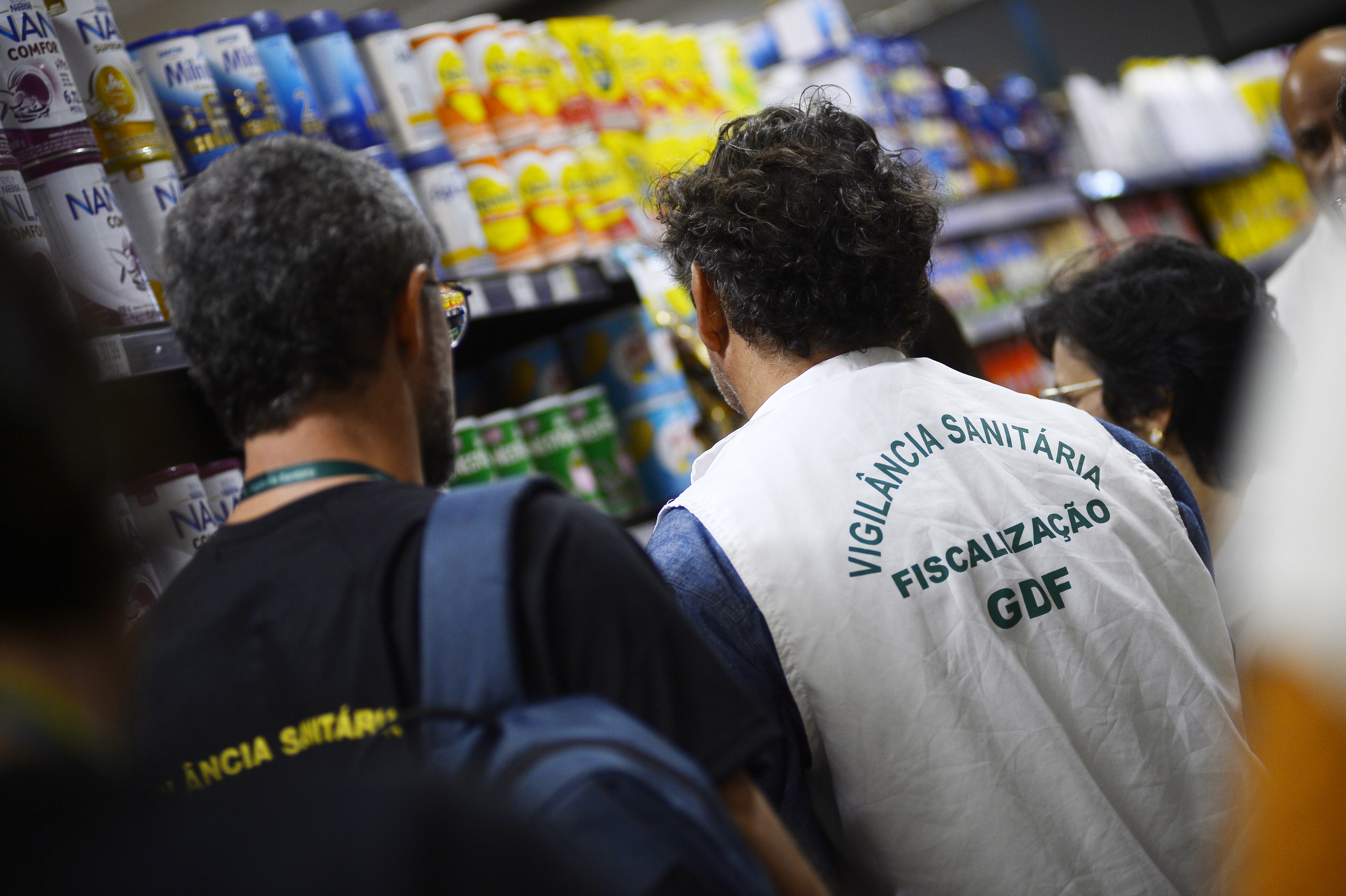 Vigilância Sanitária vistoria farmácias e supermercados da Asa Sul