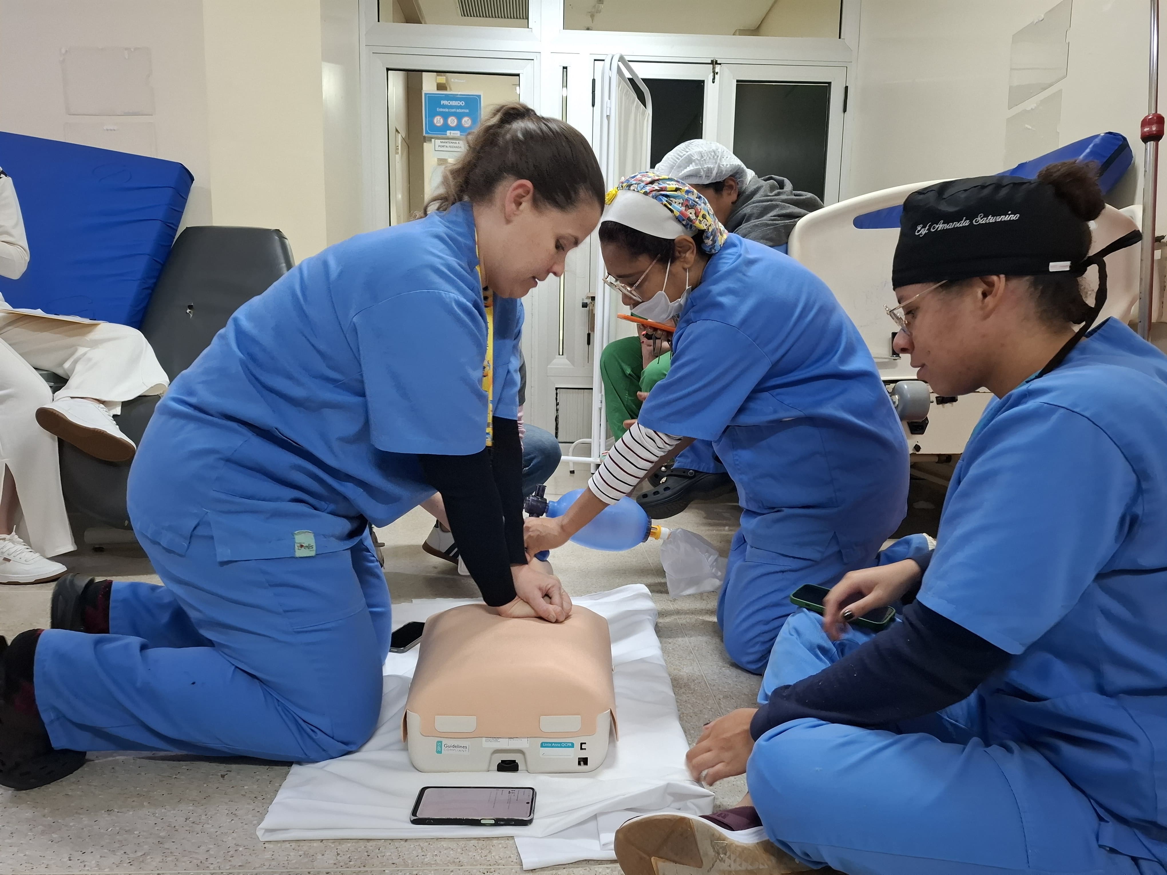 Profissionais de saúde recebem treinamento para atuação em paradas cardiorrespiratórias