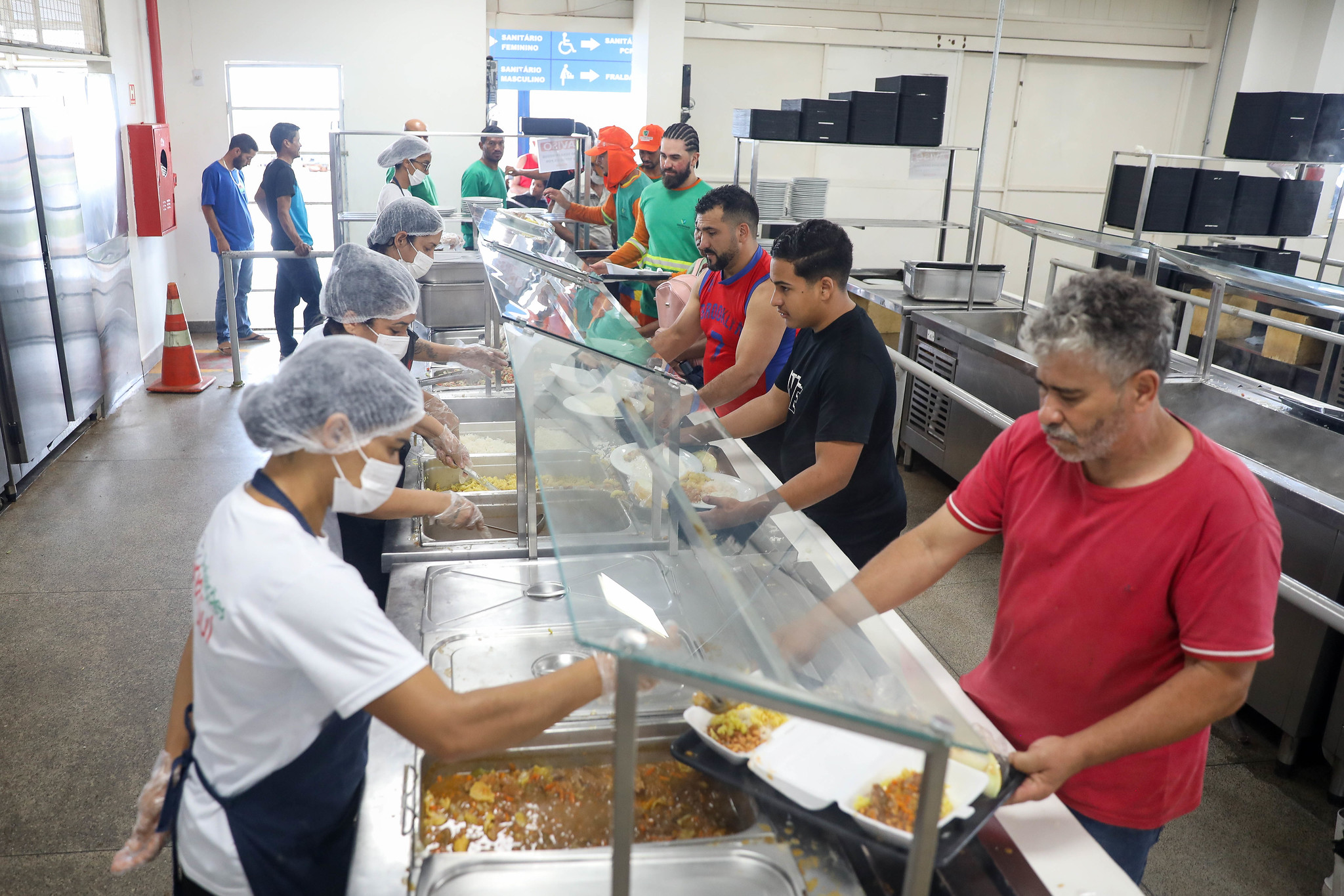 Público de restaurantes comunitários tem tempo de espera reduzido nas filas
