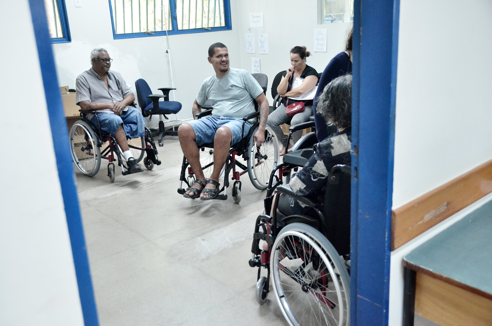 Pacientes da rede pública recebem cadeiras de rodas e de banho