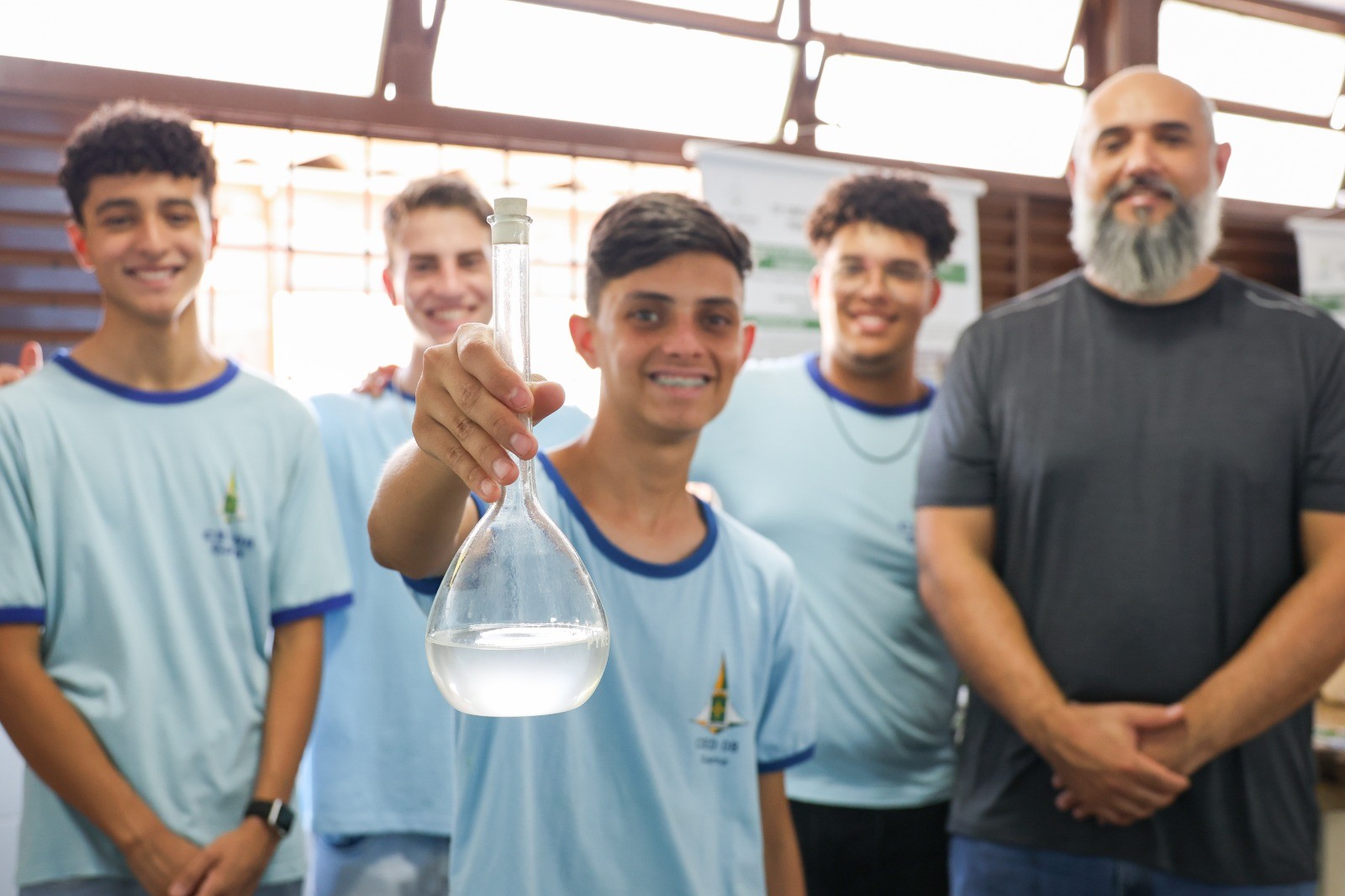 Estudantes do CED 08 do Gama desenvolvem experimento de síntese do etanol