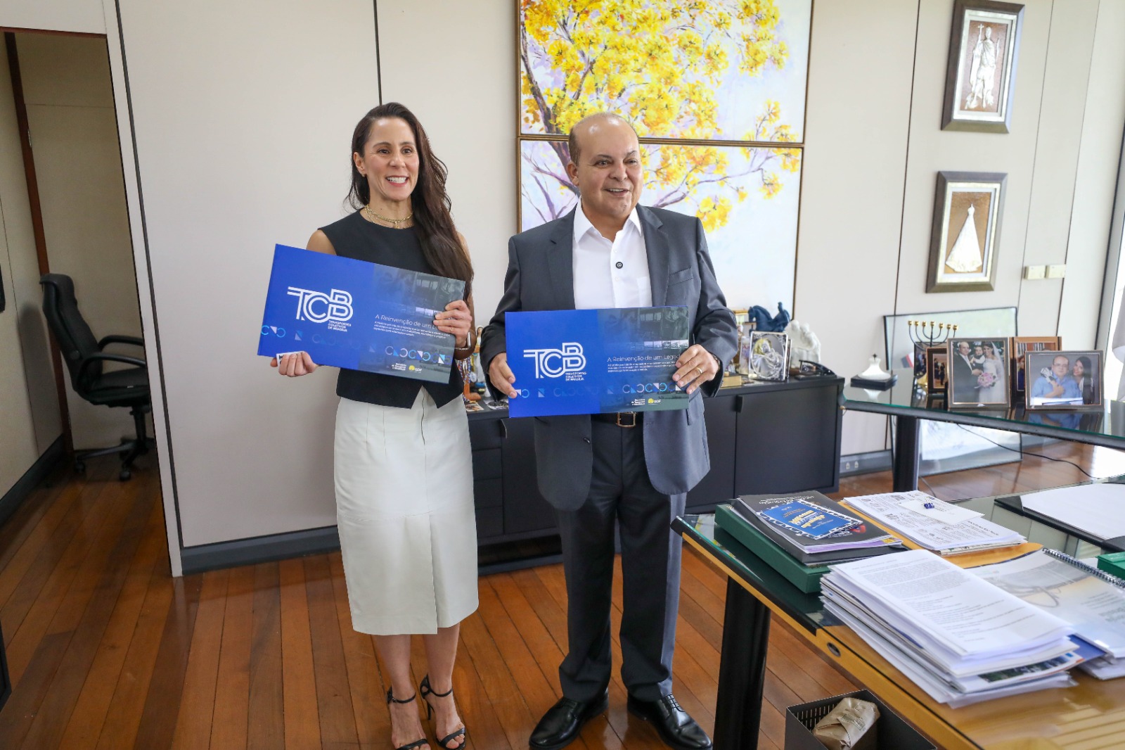 Governador recebe livro institucional da TCB e destaca avanços no transporte público do DF