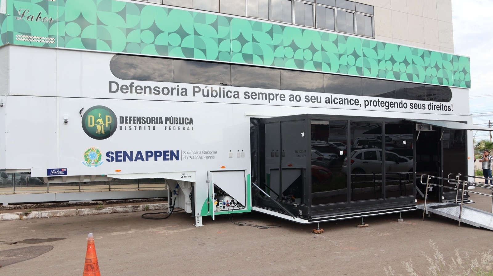 Unidade móvel amplia atendimento jurídico gratuito da população