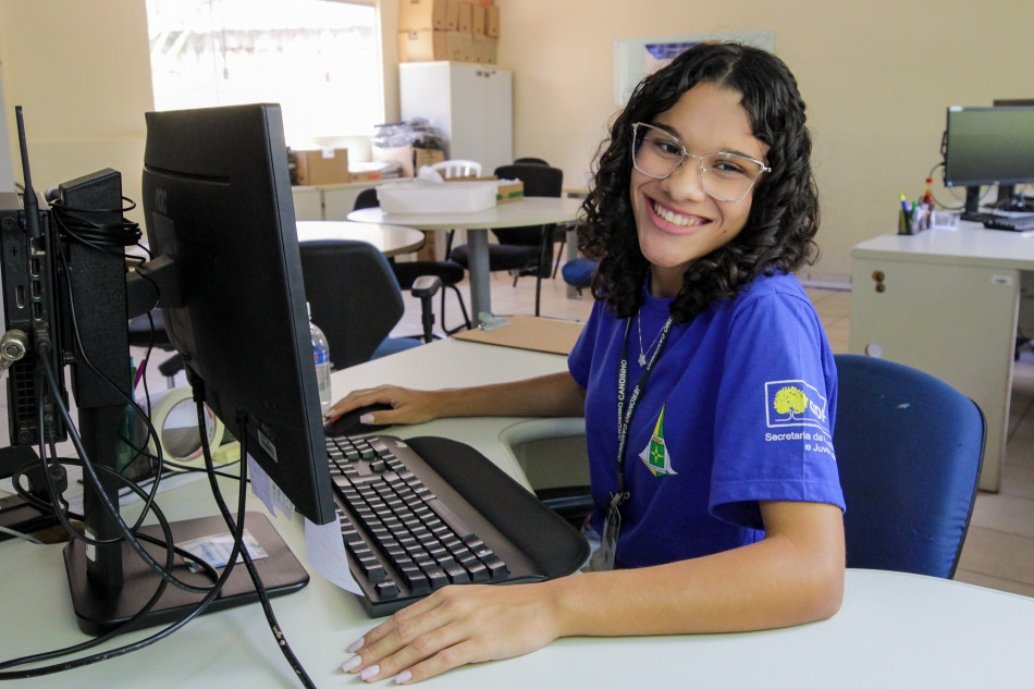 Jovem aprendiz do Cras Paranoá, com deficiência visual, alcança aprovação em primeiro lugar em enfermagem na UnB