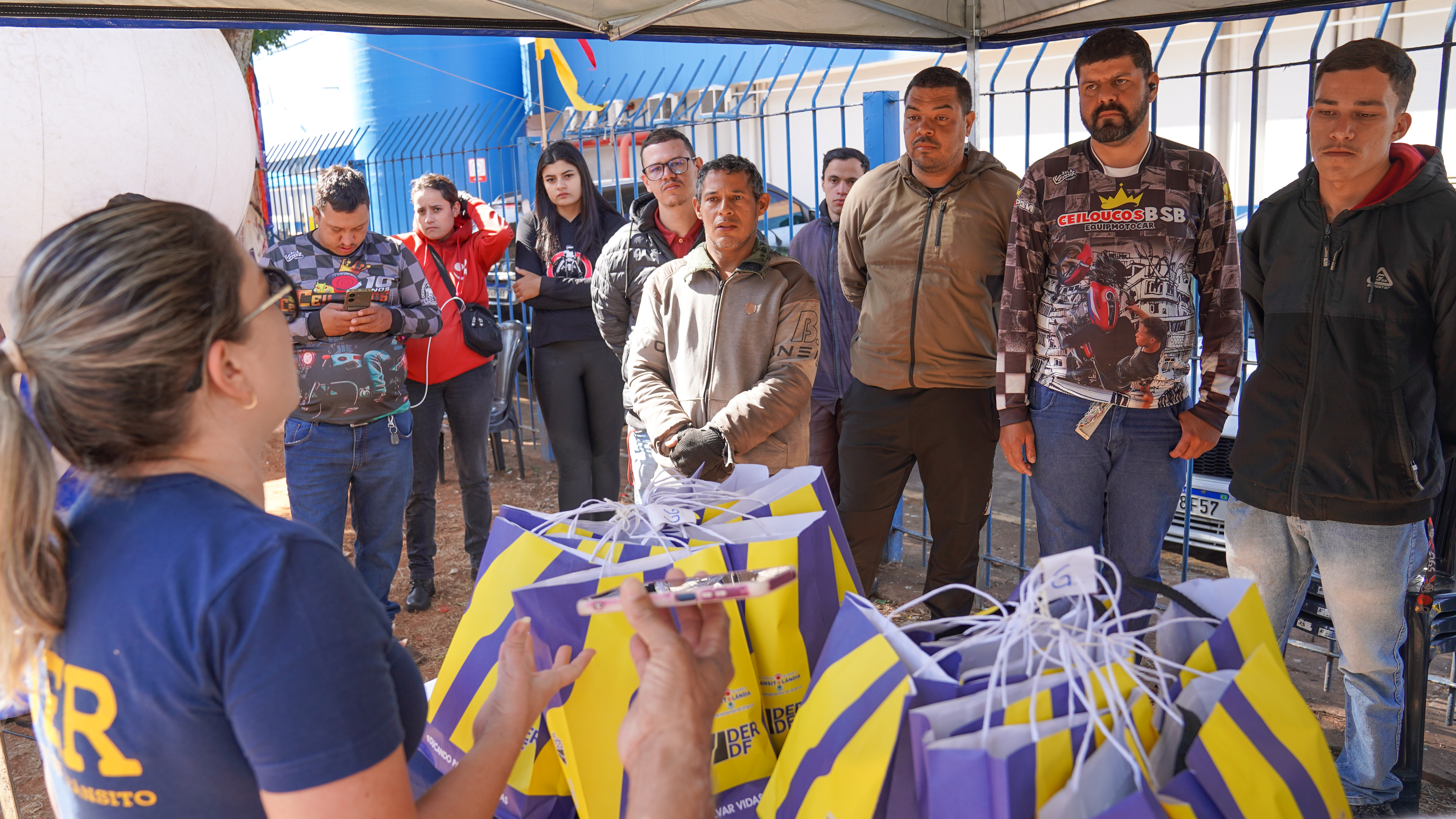 Transitolândia promove ação educativa para ciclistas entregadores e motofretistas
