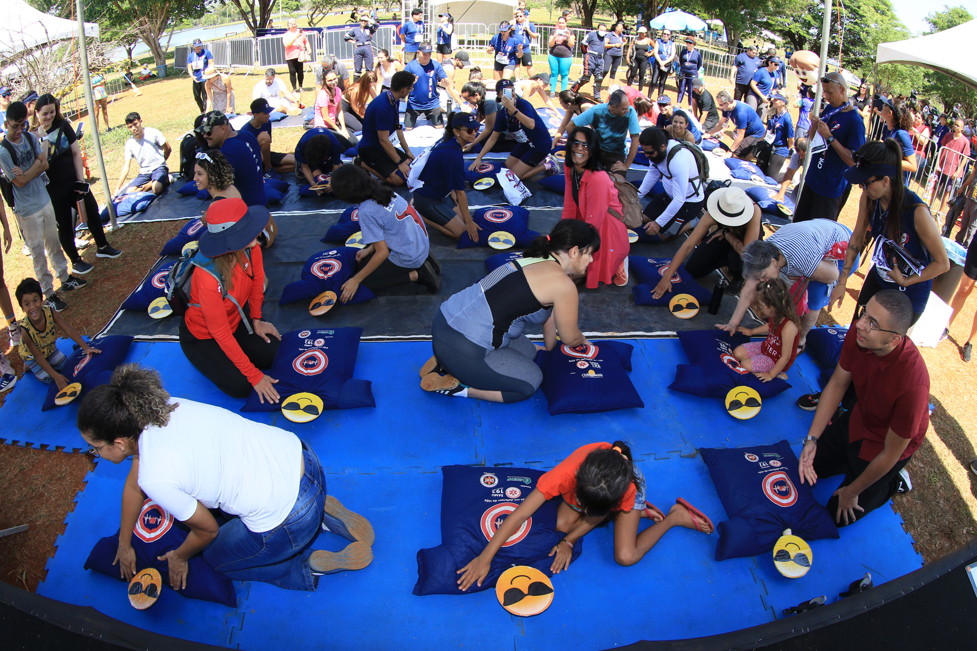 Treinamento ensina voluntários sobre reanimação cardiopulmonar