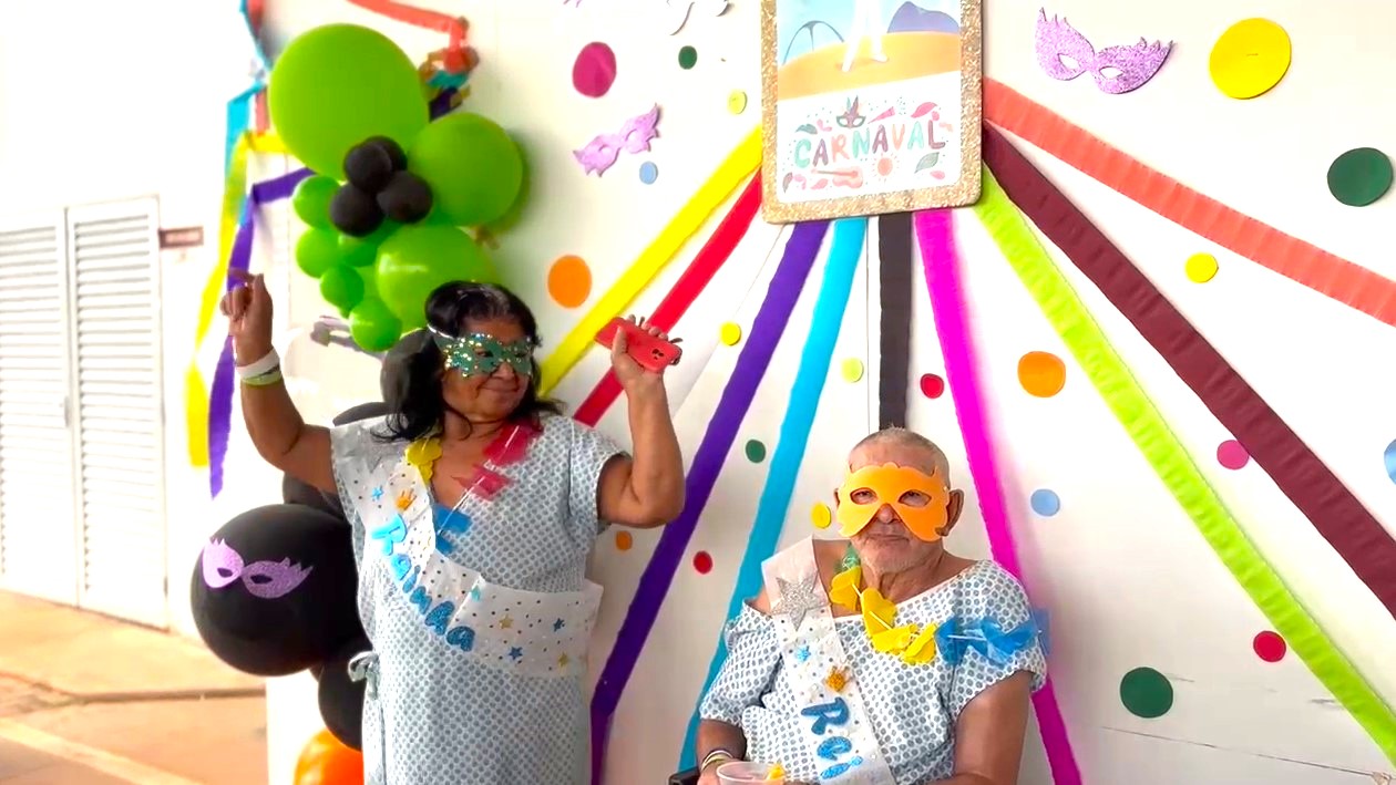 Bailinho de Carnaval no Hospital Cidade do Sol transforma internação em festa