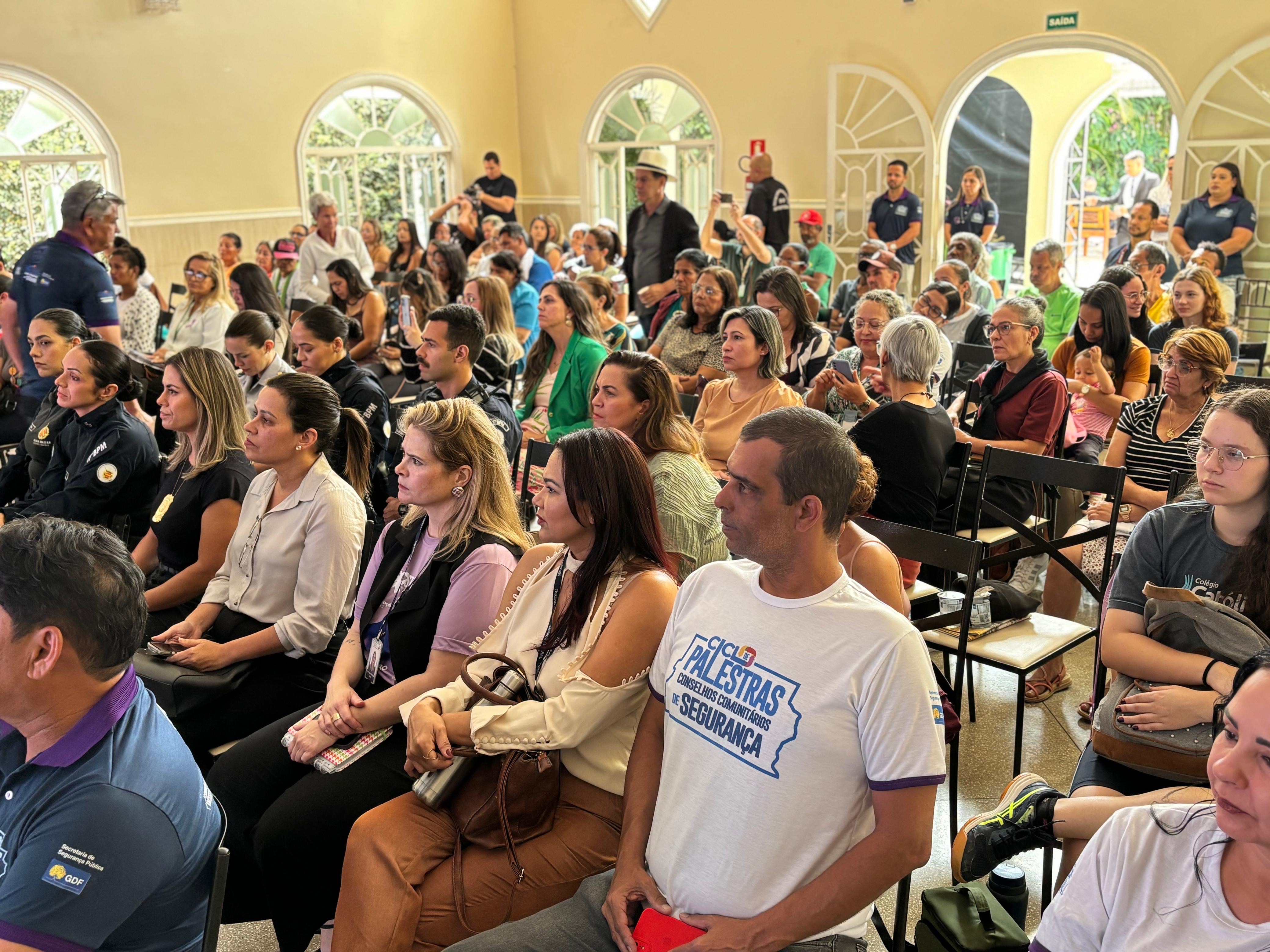 Ciclo de palestras sobre proteção à mulher reúne 160 pessoas em três regiões