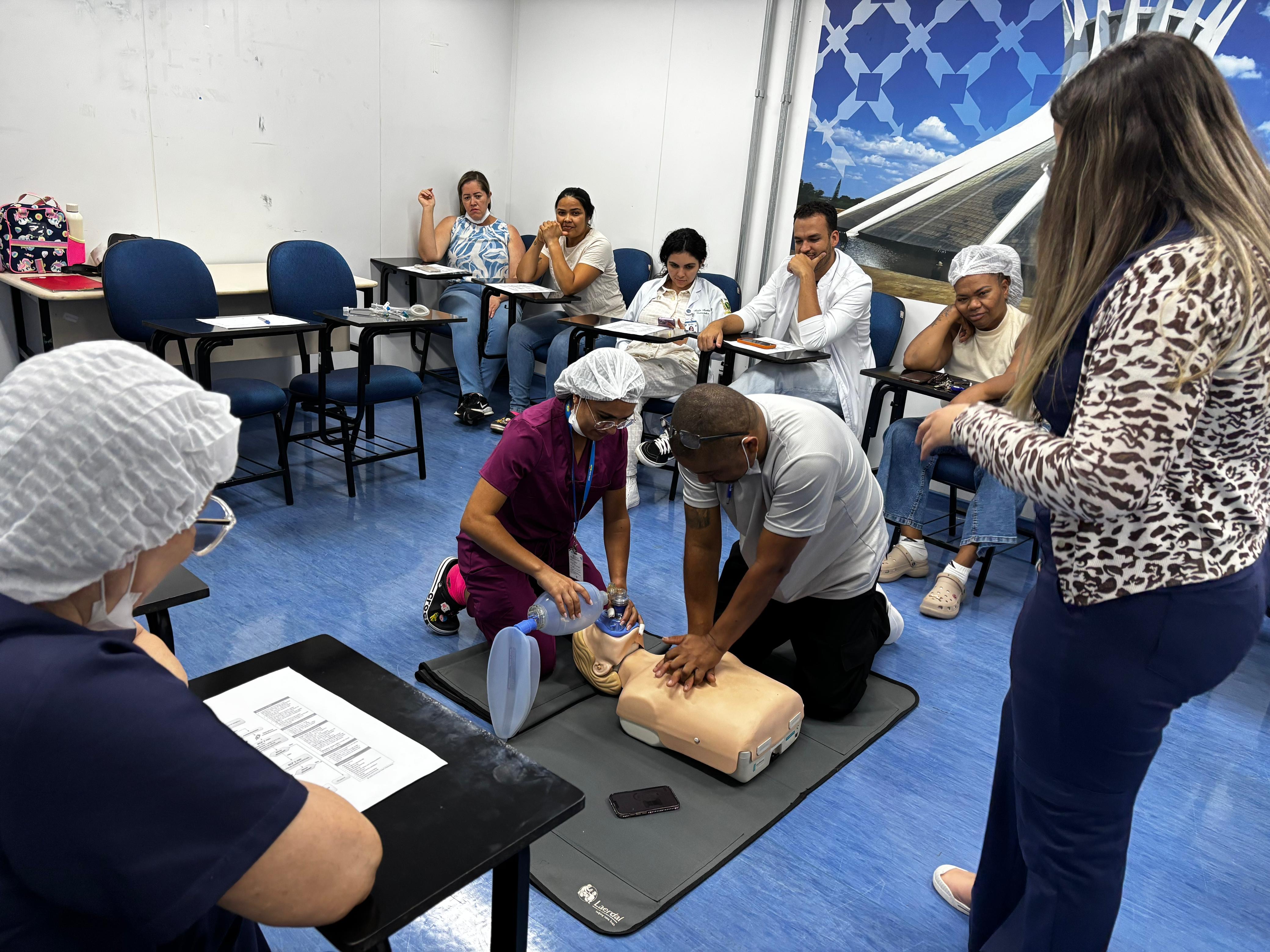 Hospital Cidade do Sol treina equipes para agir em emergências cardíacas