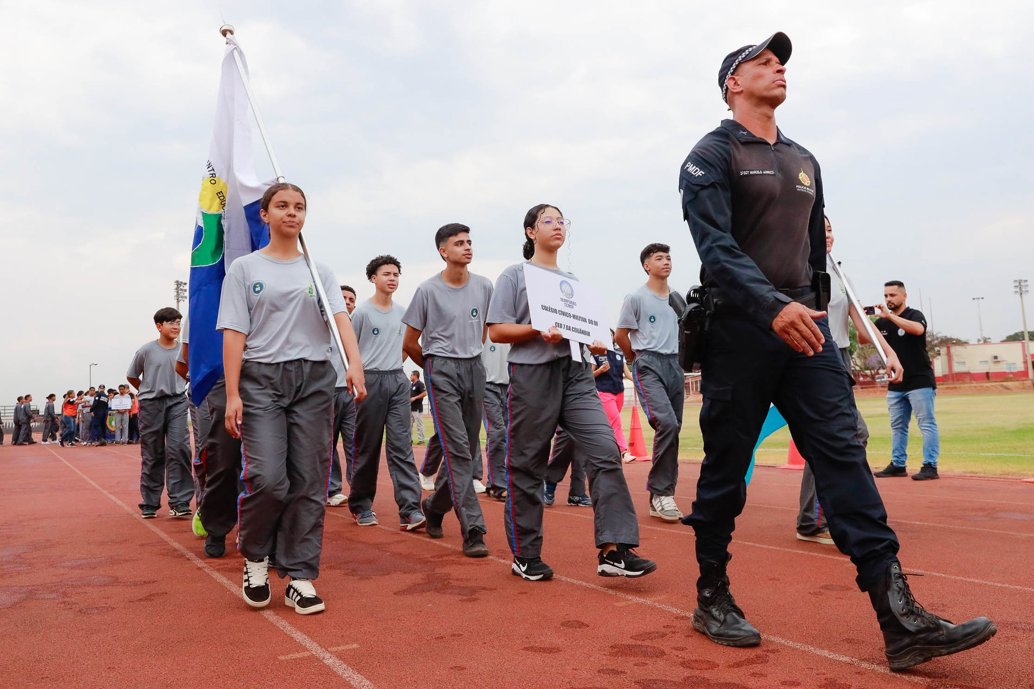 CED 01 do Itapoã celebra 2º lugar nas Olimpíadas dos Colégios Cívico-Militares