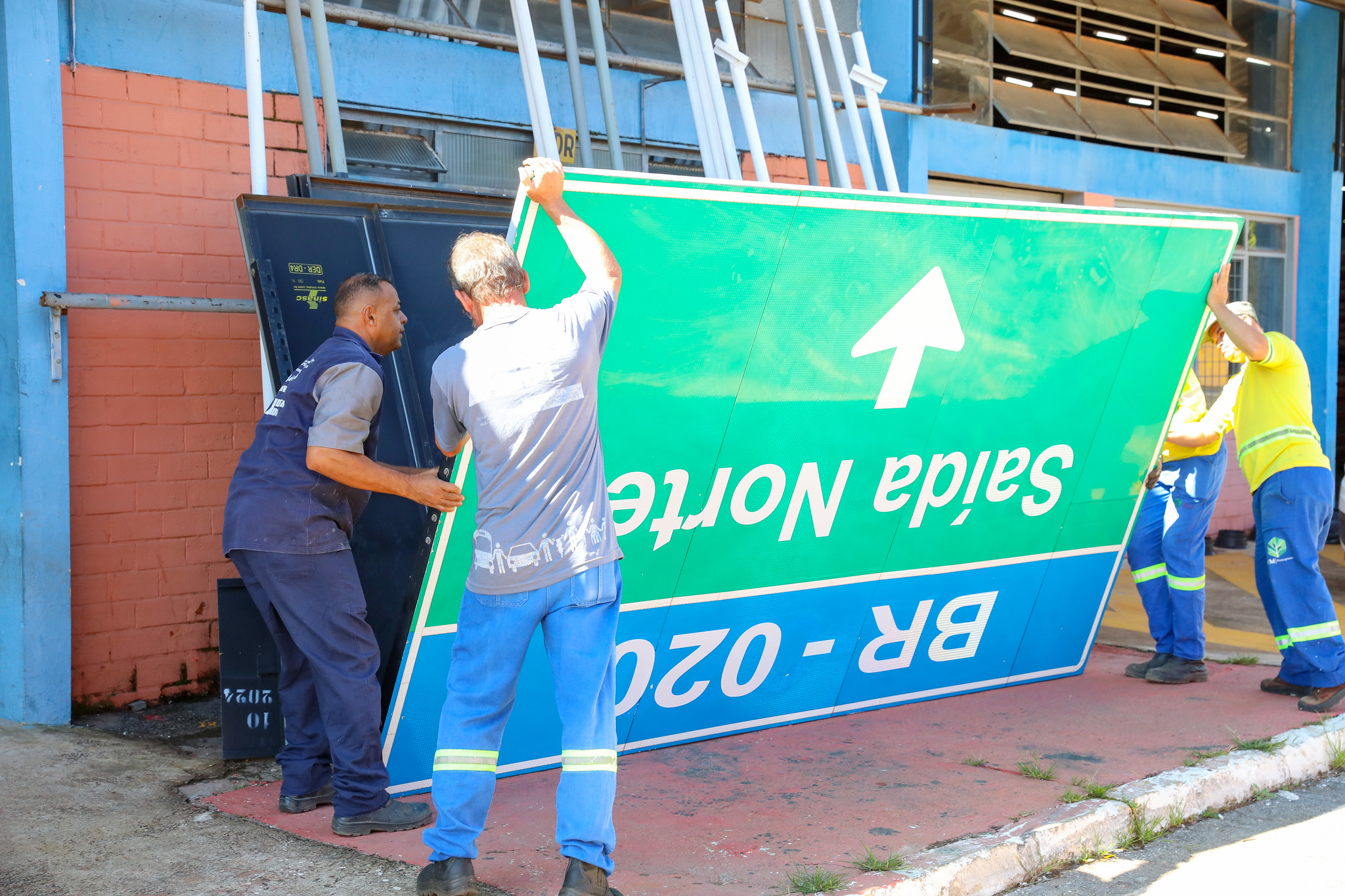 Conheça o processo por trás da confecção das placas que orientam e dão identidade à capital federal