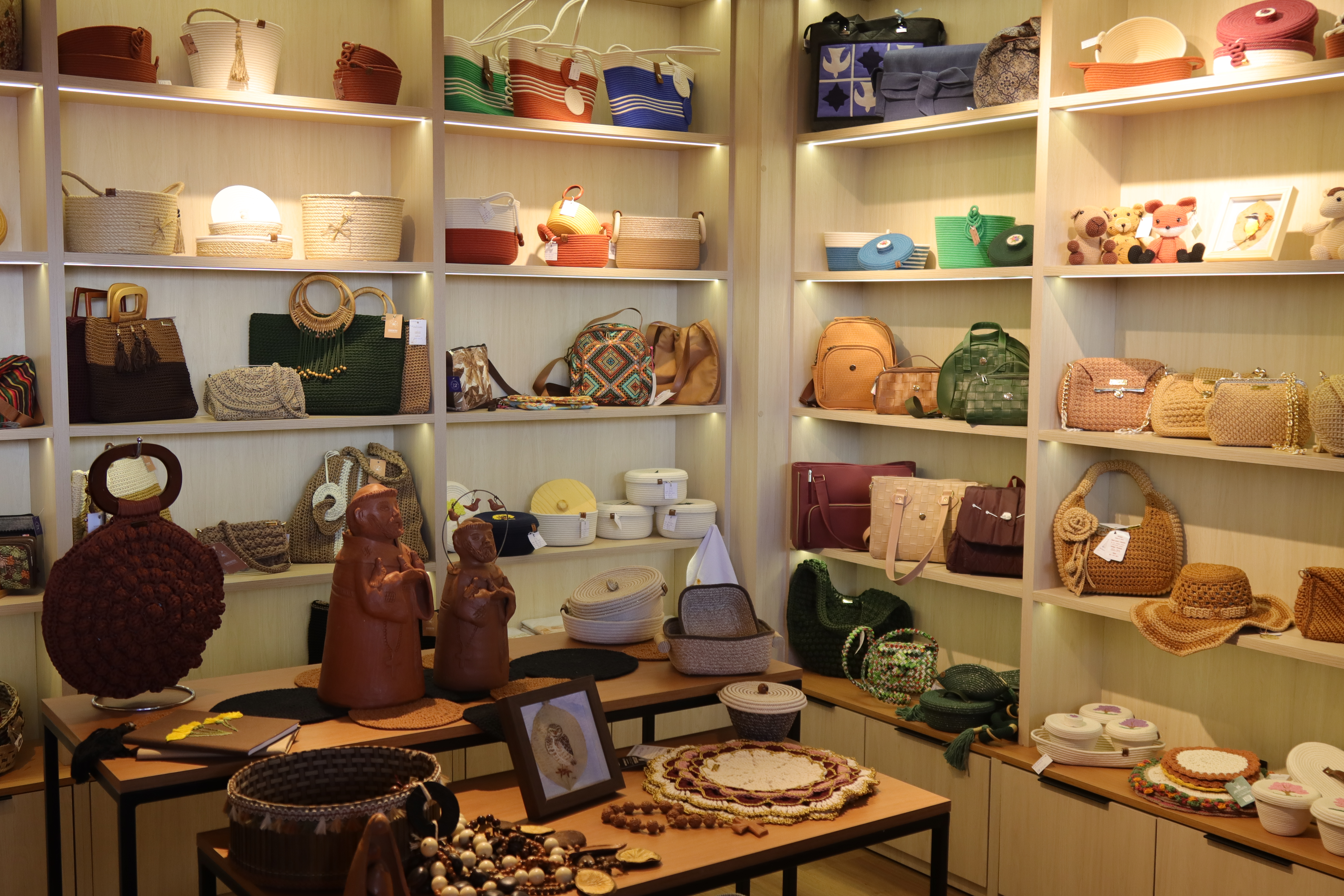 Mulheres artesãs ganham vitrine na Feira da Torre com loja colaborativa