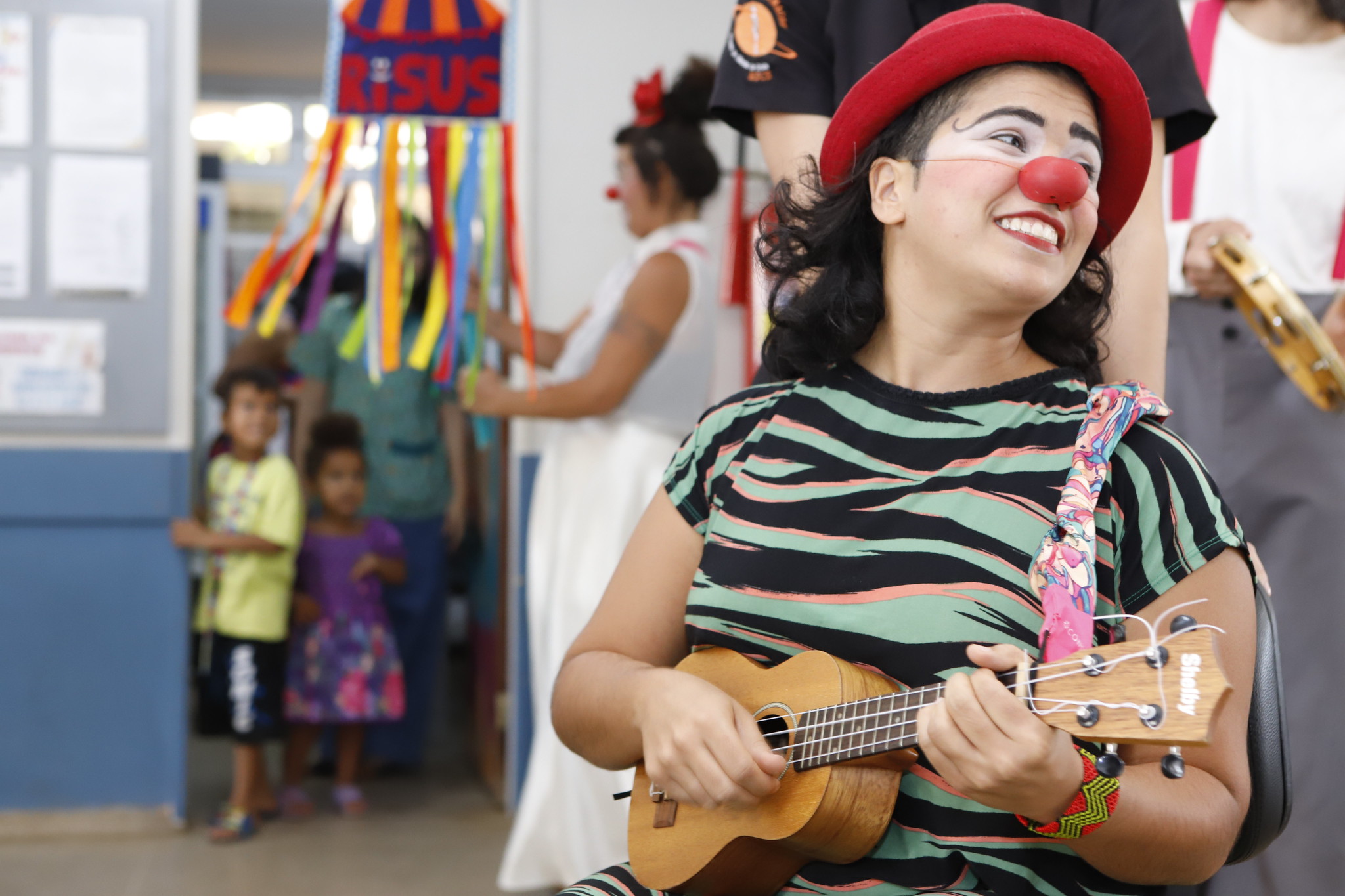 Palhaços levam acolhimento e humanização à UBS 1 da Estrutural