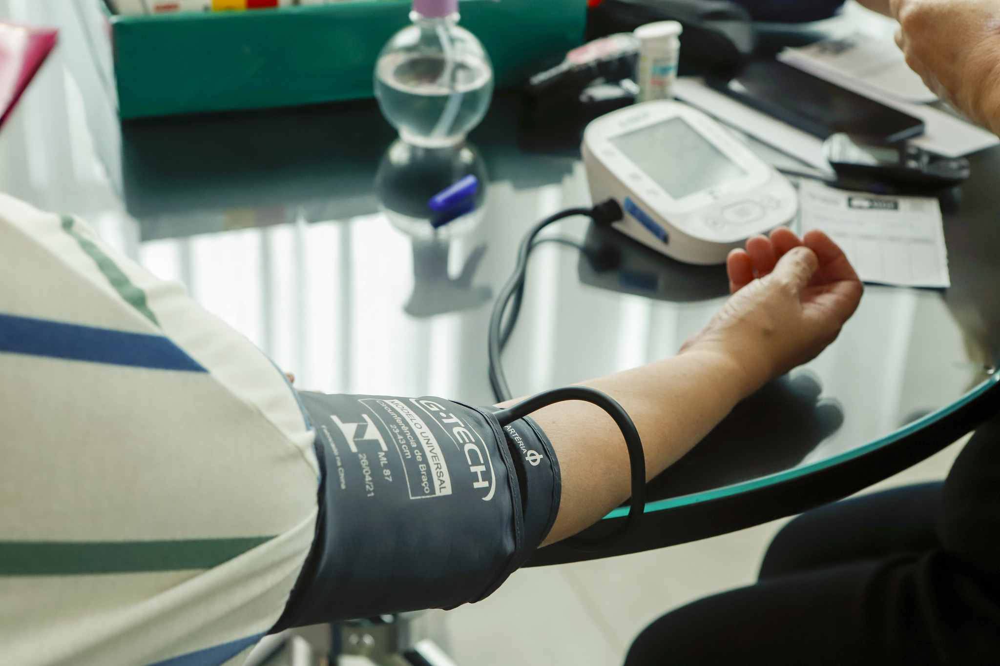Moradores do Jardins Mangueiral se reúnem com médicos uma vez por semana para prevenir hipertensão e diabetes