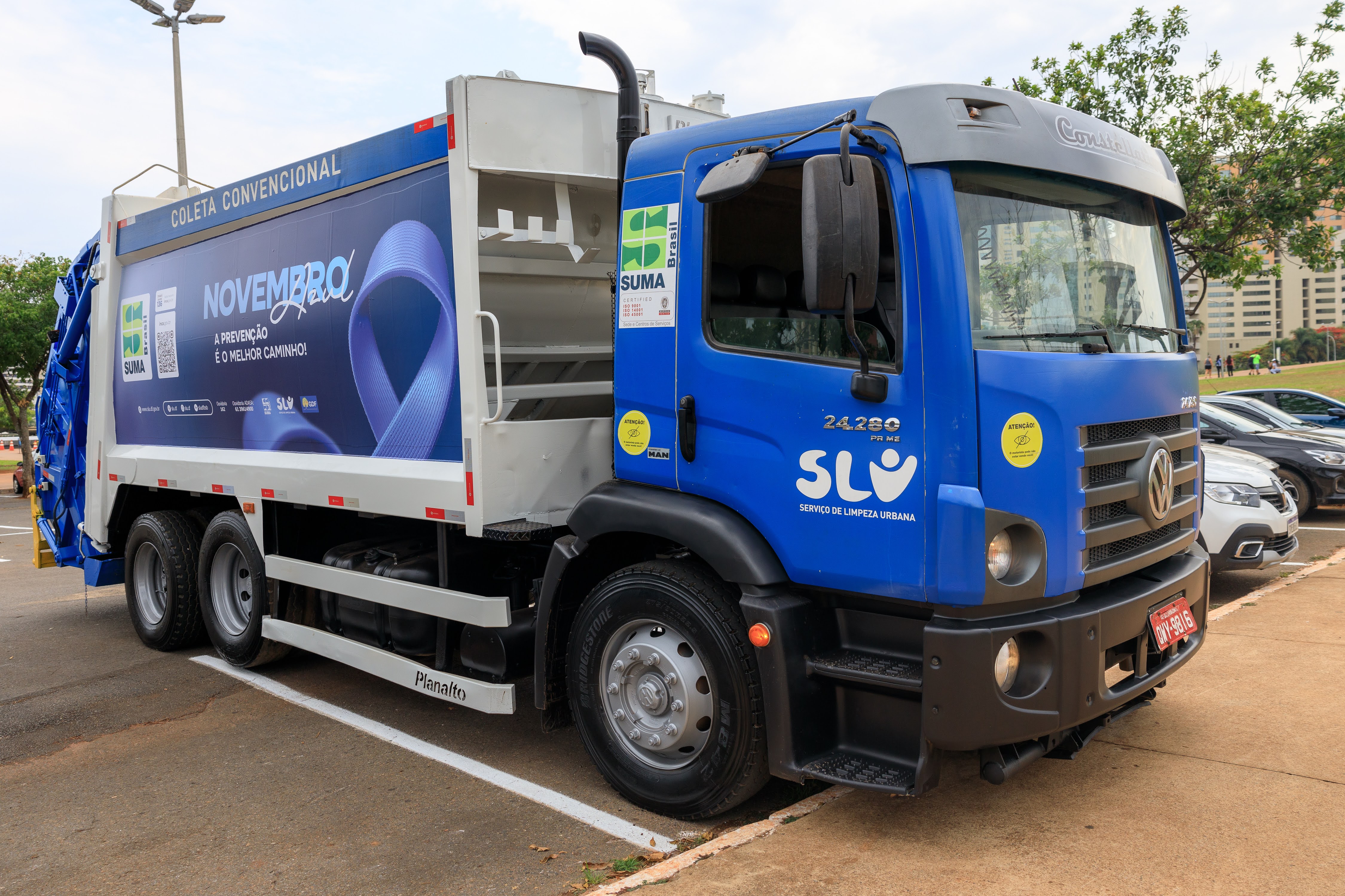 Novembro Azul: Caminhões de coleta de lixo rodam Brasília com mensagens de conscientização