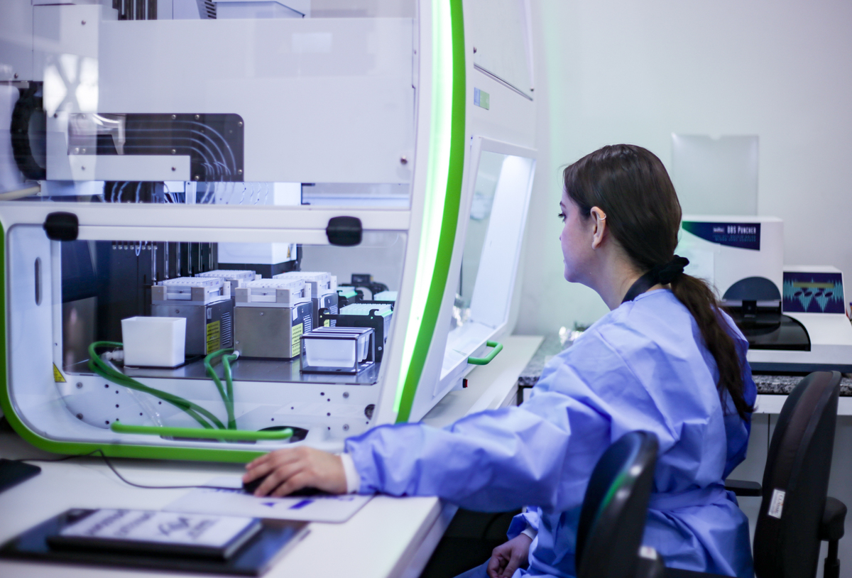 Profissionais de Saúde e estudantes visitam laboratórios de teste do pezinho do Hospital de Apoio