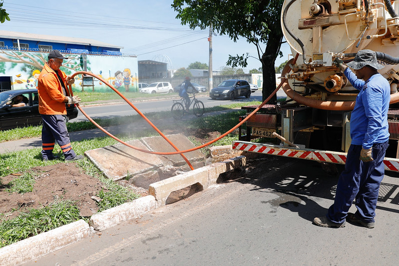 Ação preventiva já limpou mais de 1,3 mil bocas de lobo em Ceilândia