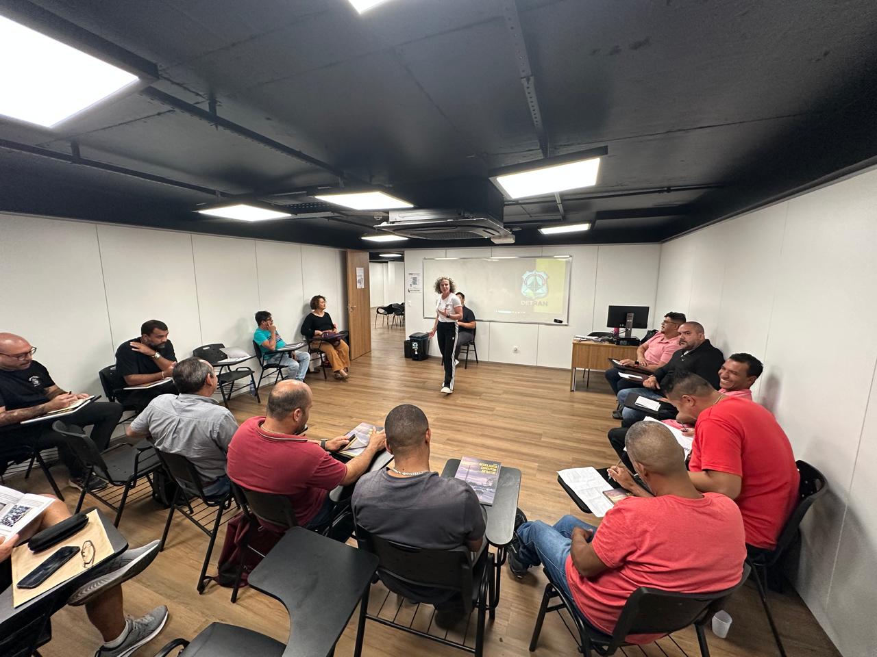 Cursos do Detran-DF passam a contar com a presença de intérprete de Libras