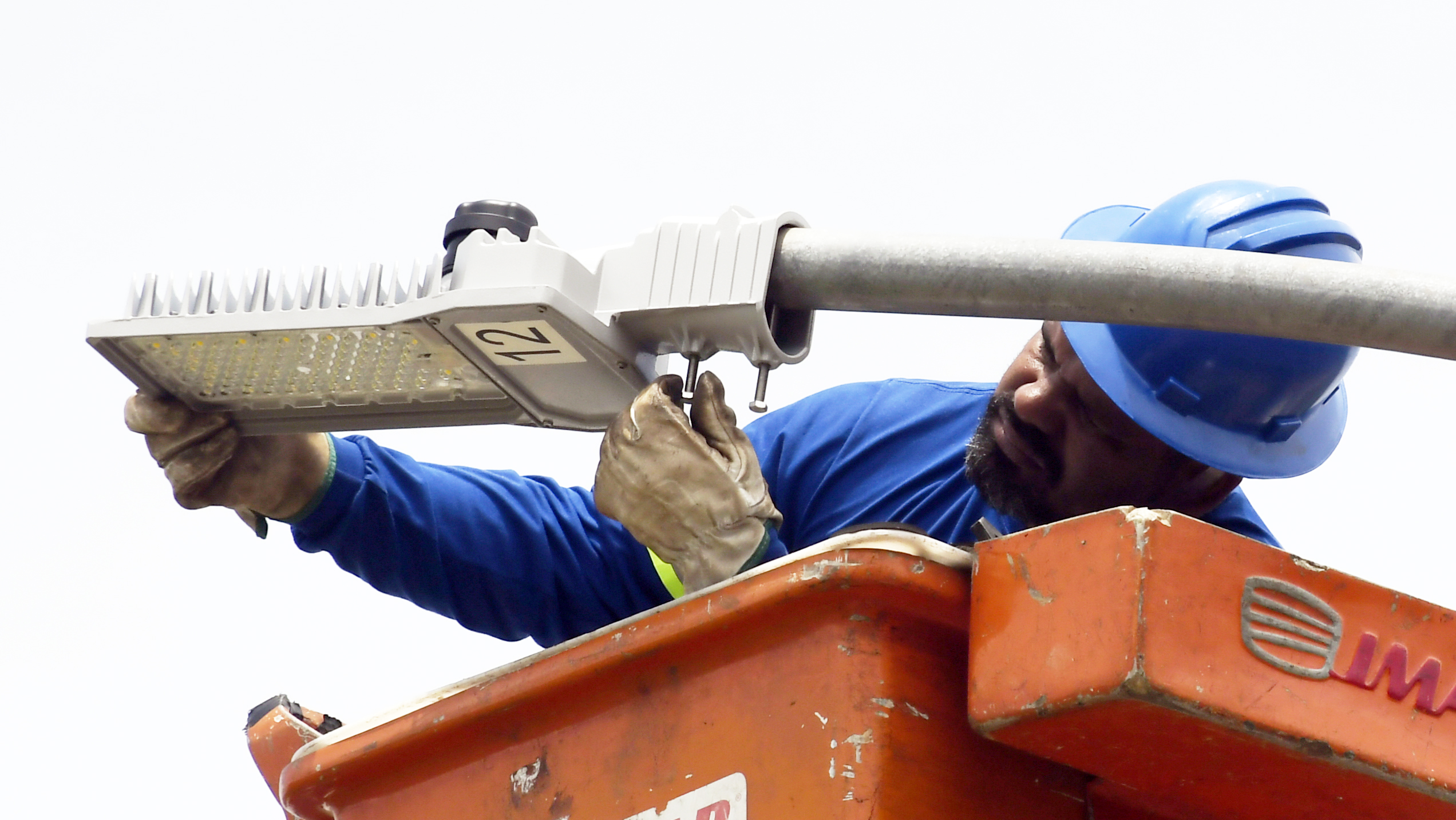 Mais de 3 mil luminárias de LED são instaladas no DF