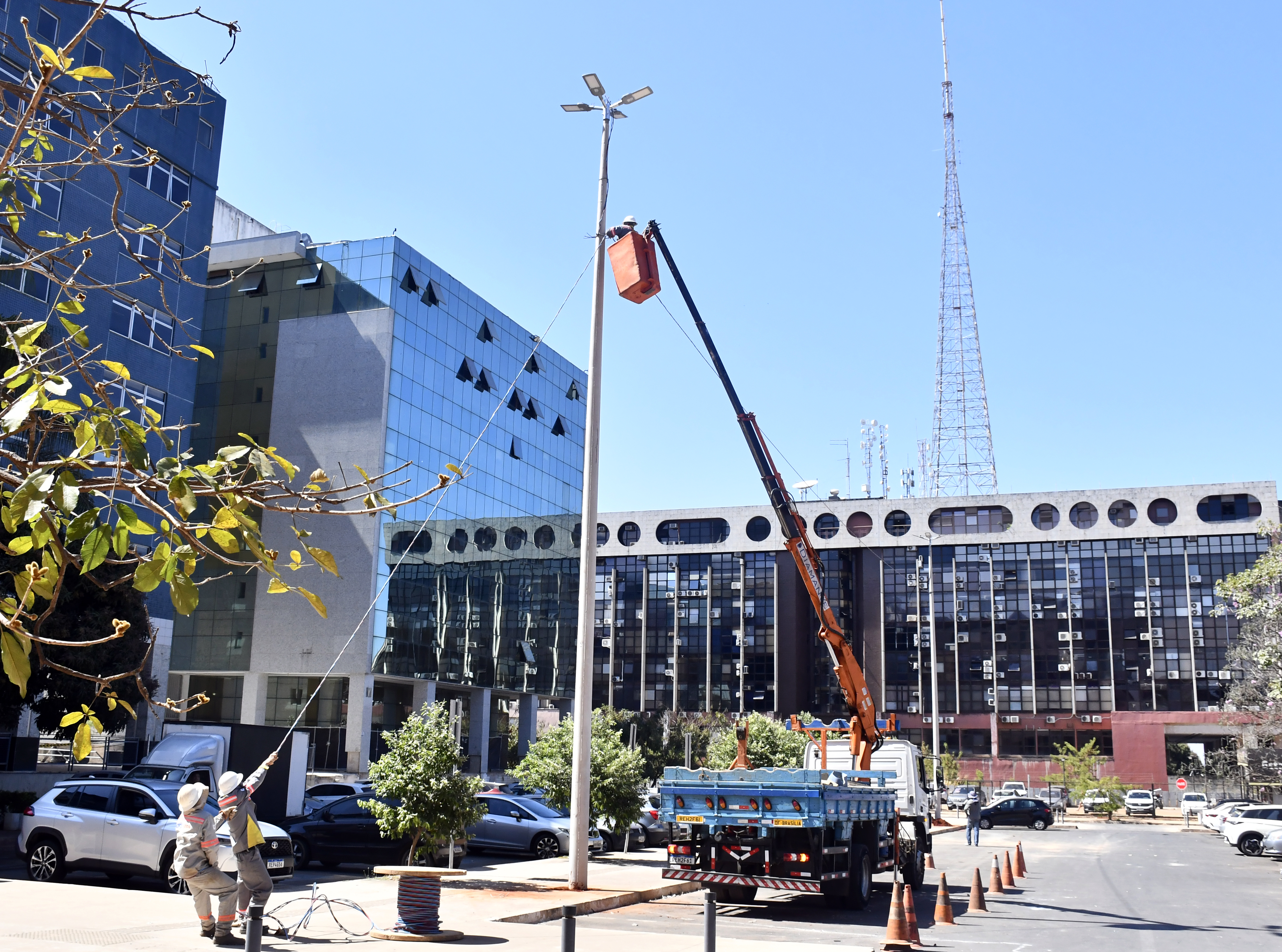 Força-tarefa reforça iluminação pública no SRTV Sul