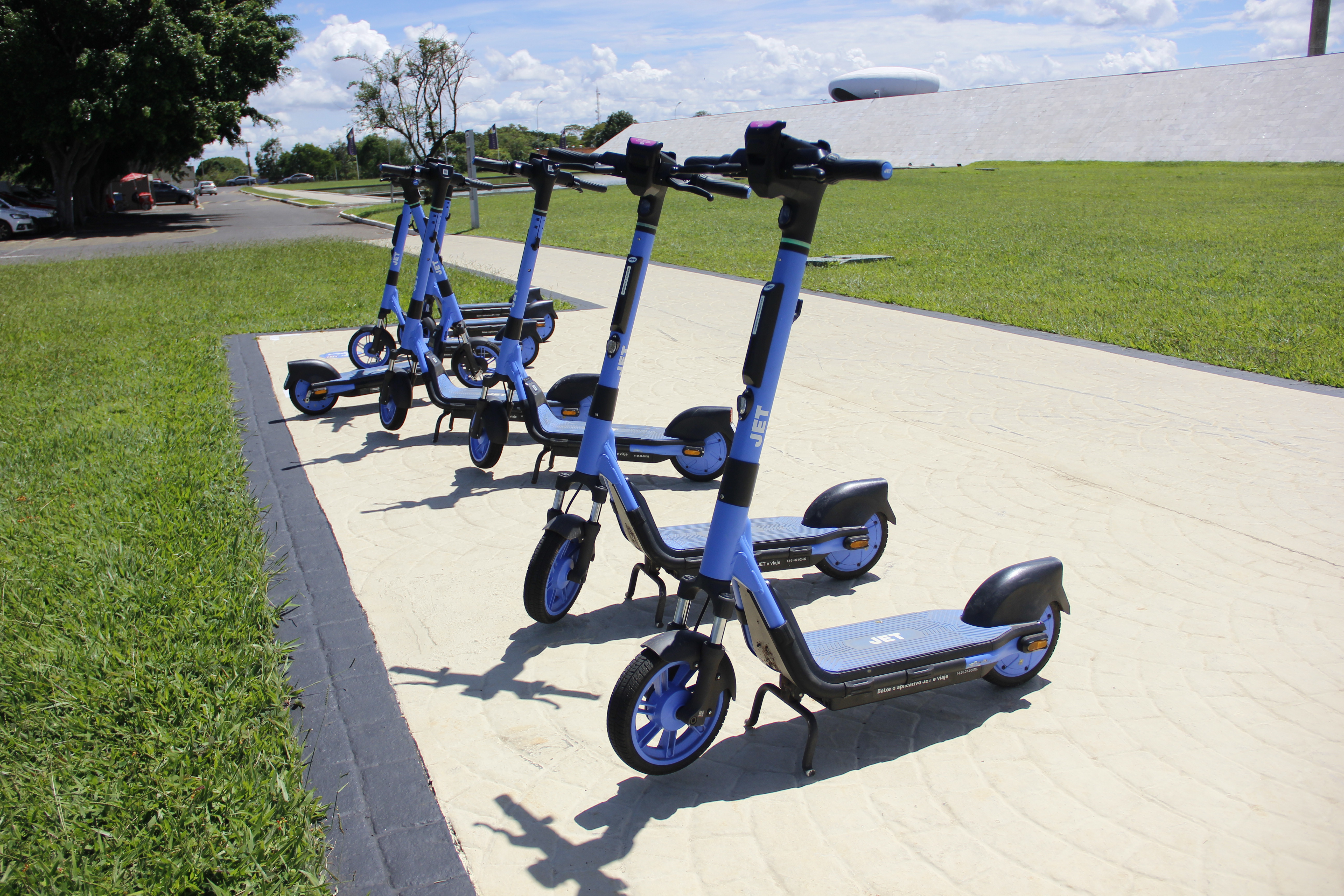 Ação educativa orienta o uso seguro de patinetes elétricos