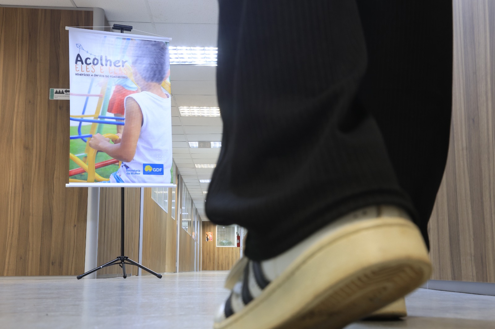 Programa Acolher Eles e Elas completa dois anos de apoio financeiro e emocional a mais de 180 órfãos de feminicídio