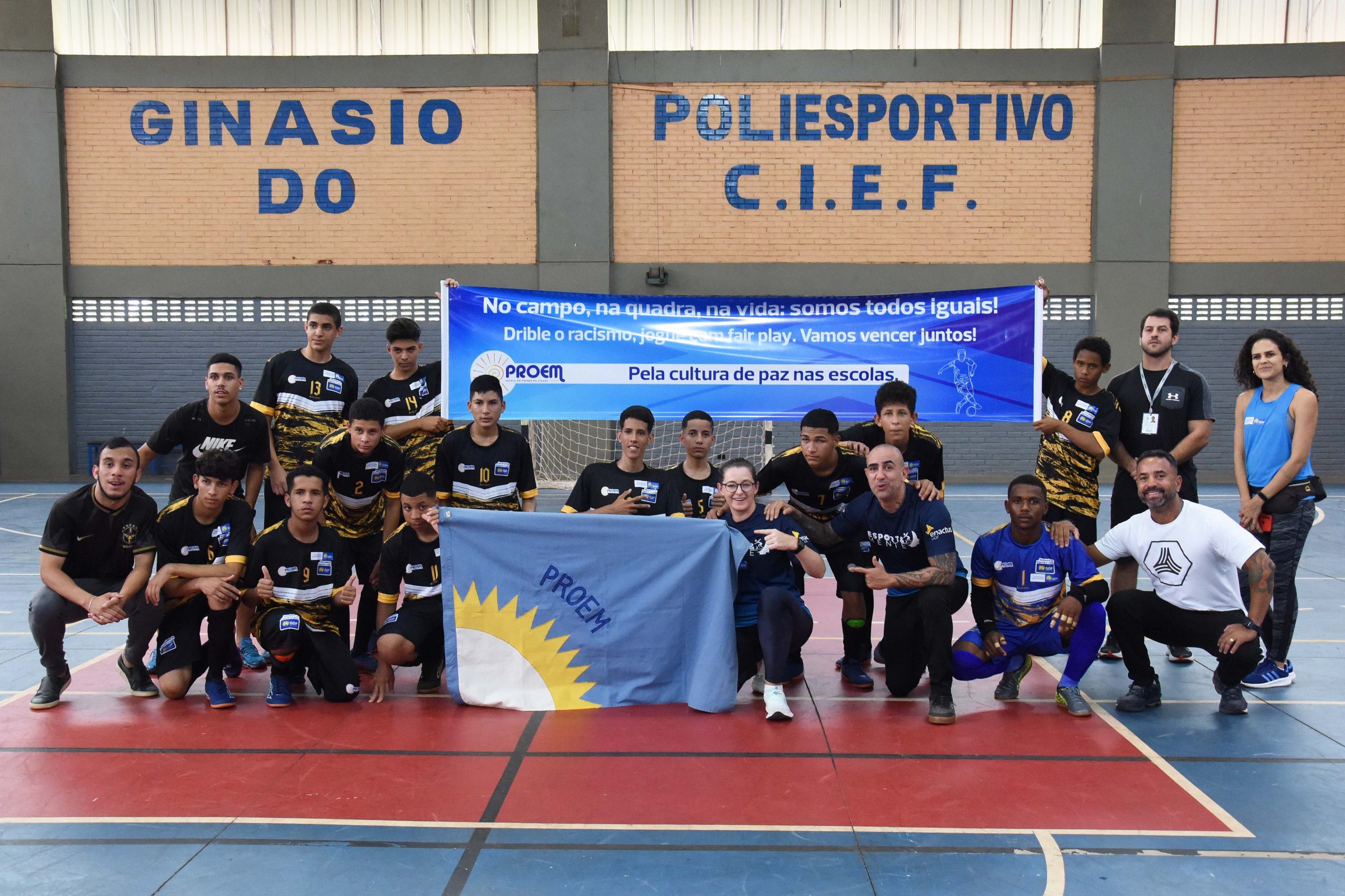 Alunos da rede pública promovem ação pela paz antes de partida dos Jogos Escolares