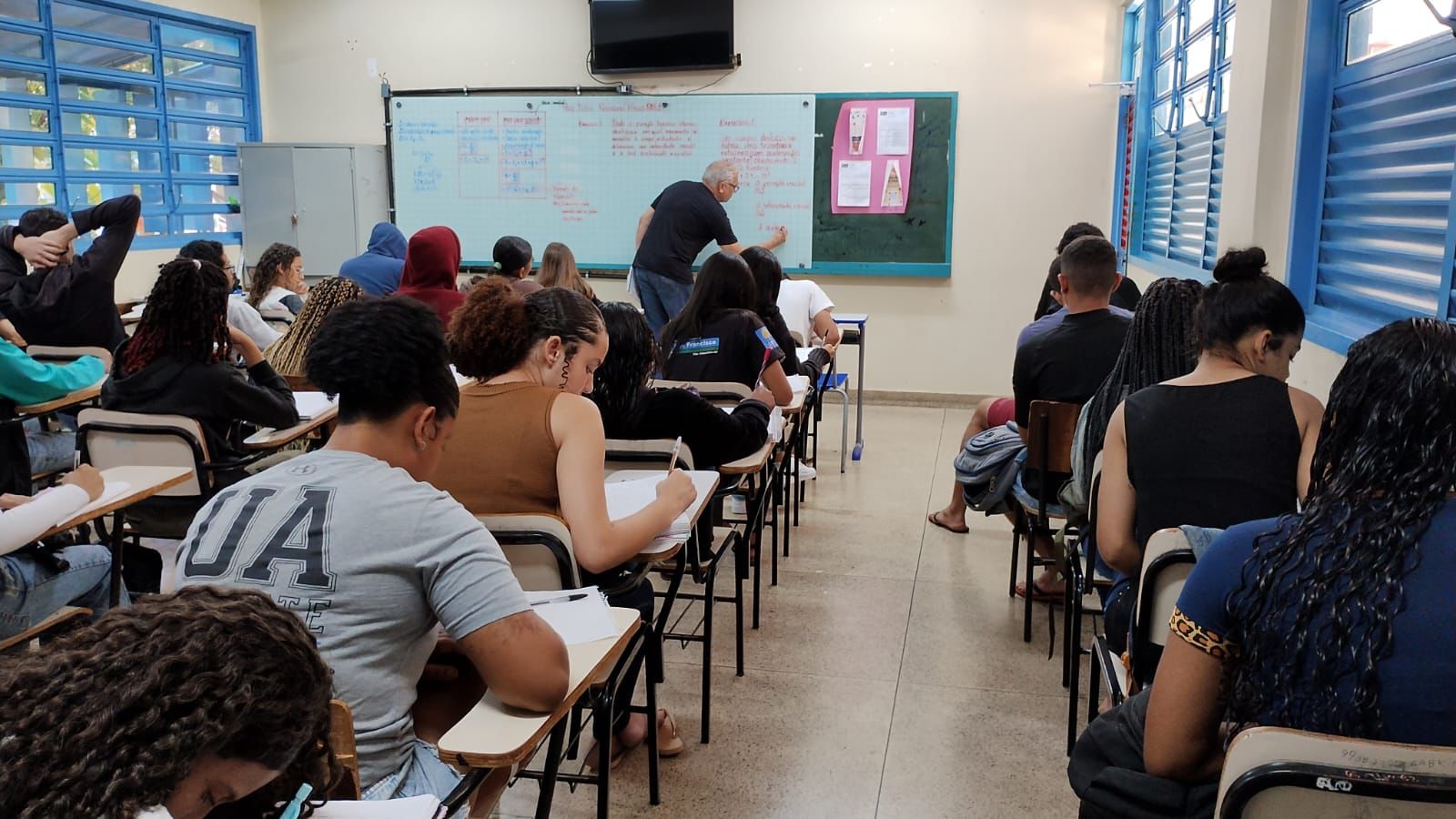 Escola de São Sebastião oferece aulas preparatórias para vestibular