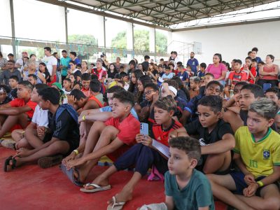 Selecionadas para projeto, crianças do Sol Nascente têm tarde com Zico