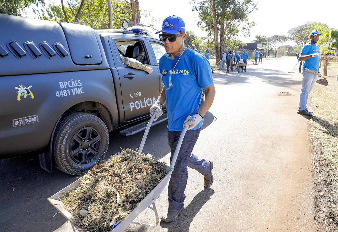 Inscritas no RenovaDF, pessoas em situação de rua reformam espaço do BPCães