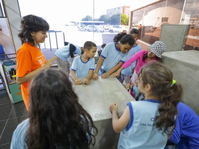 Estudantes da rede pública exploram Brasília com instalação lúdica sobre arquitetura modernista