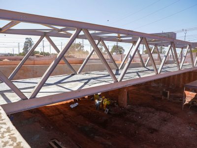 Equipes trabalham na instalação da passarela para pedestres do Viaduto do Jardim Botânico
