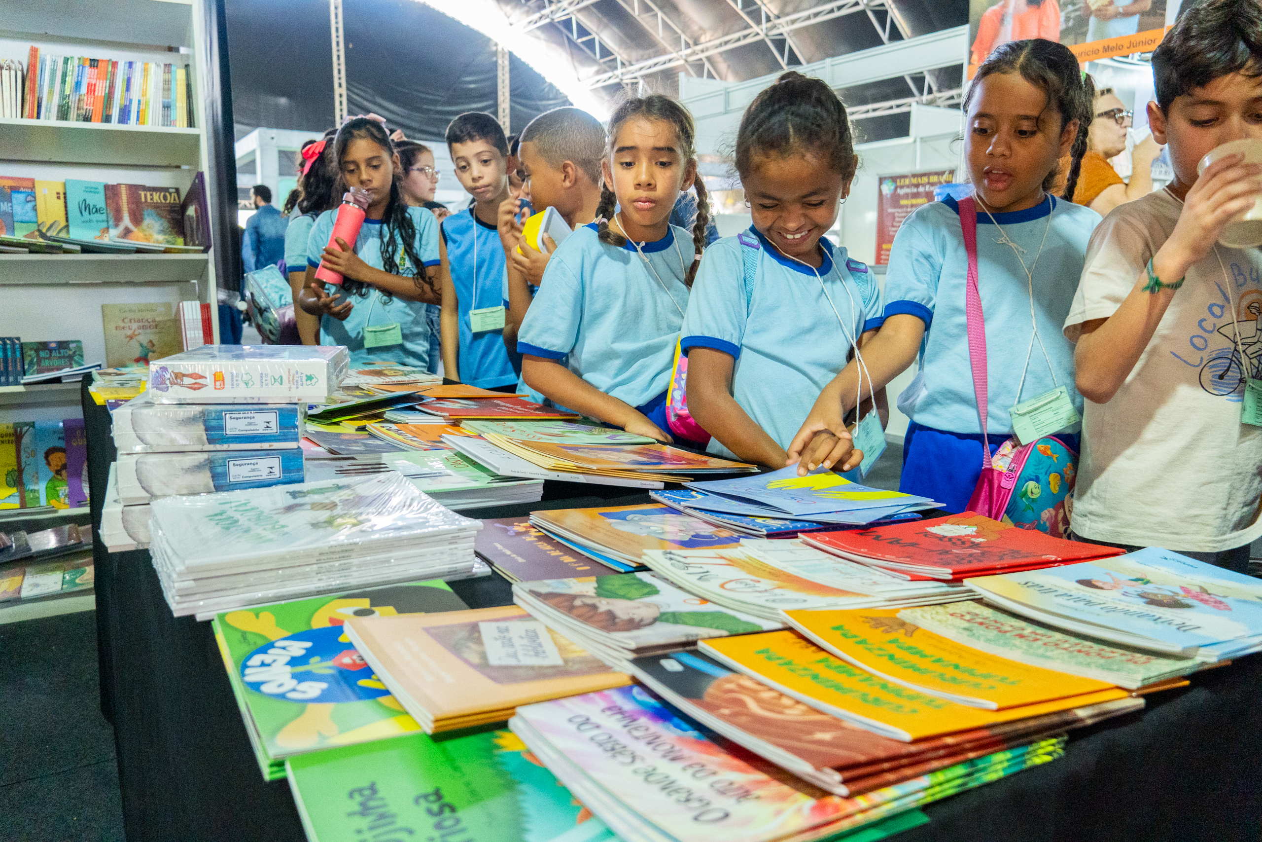 Feira do Livro de Brasília 2025 recebe estudantes da rede pública na Semana do Meio Ambiente