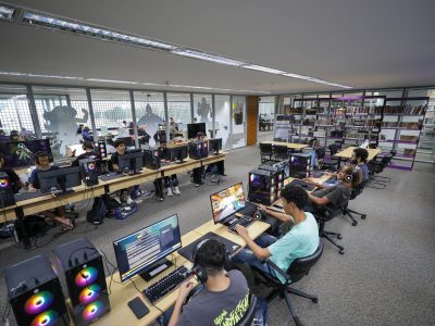 Espaço Geek da Biblioteca Nacional de Brasília se consolida como reduto de mangás e jogos eletrônicos
