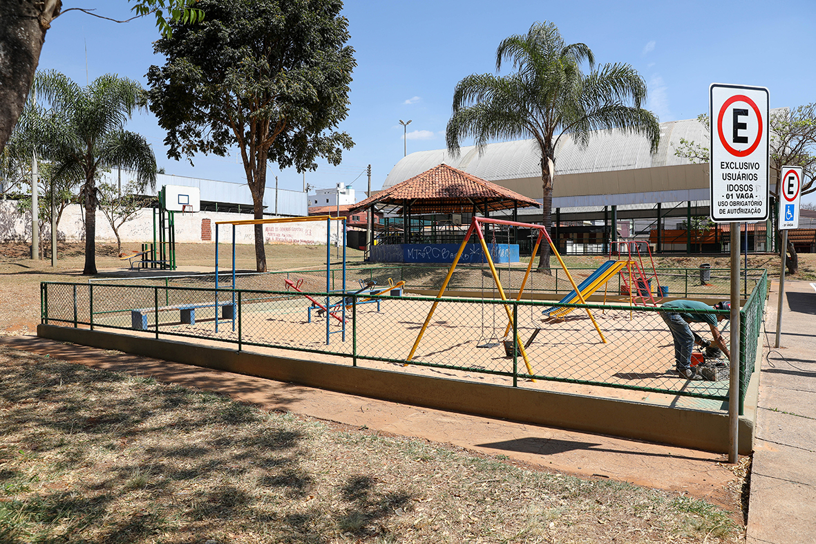 Riacho Fundo recebe serviços de manutenção em parquinhos, calçadas e praças