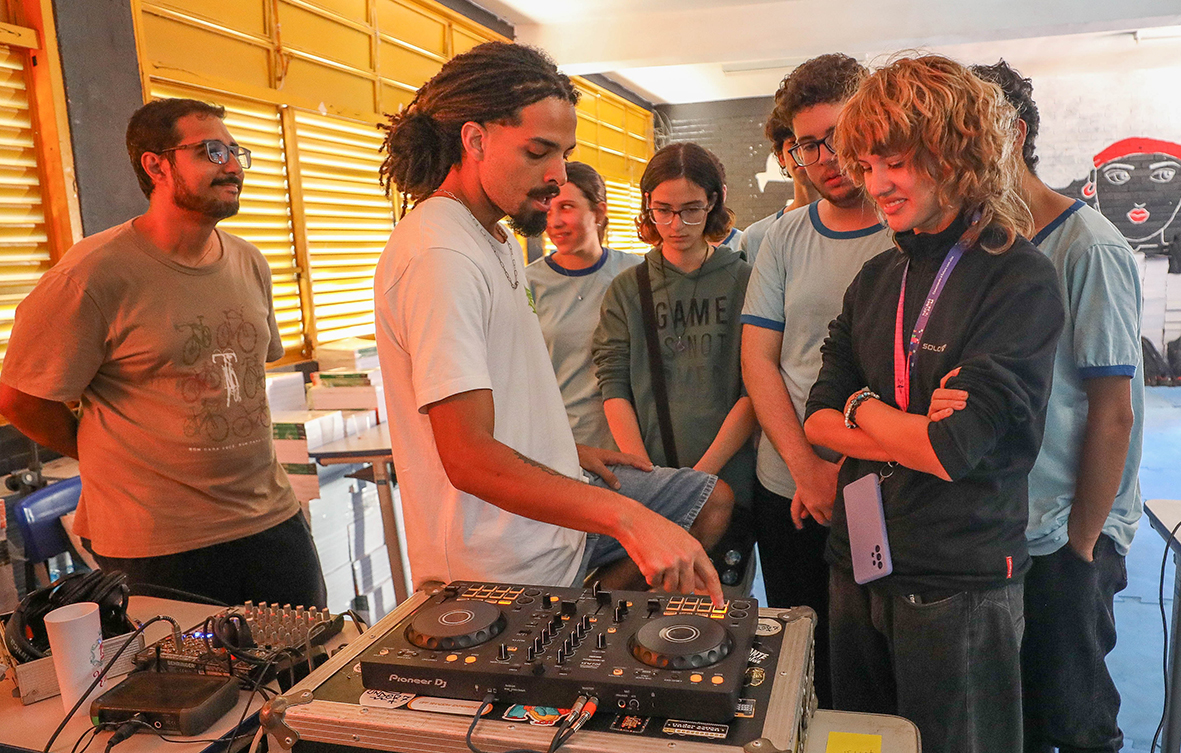 LAB Bibliotecas Renato Russo une música, inteligência artificial e arte em oficinas para jovens de escolas públicas