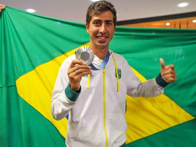 Herói olímpico, Caio Bonfim retorna a Brasília e exalta apoio do GDF: ‘Temos a melhor bolsa do Brasil’